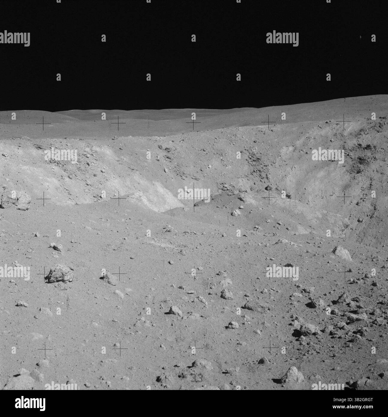 15 giugno 1975 - CREDITO: NASA/NASA....la superficie lunare con oggetto non identificato (in alto a destra)..l'appassionato di spazio ritiene di aver individuato prove di atterraggio sulla Luna false - aprile 1972..con le recenti notizie di Apollo in uscita, un appassionato di spazio ritiene di aver individuato prove di atterraggio sulla Luna false...Streetcap1 di YouTube ha isolato un'immagine della superficie lunare della NASA.sul sito web che presenta un oggetto non identificato... apparendo inizialmente solo come uno spettro sopra la superficie oscura, sulla superficie lunare, oscura, la lente d'ingrandimento rivela un oggetto che Streetcap1 dice ''sembra un Foto Stock