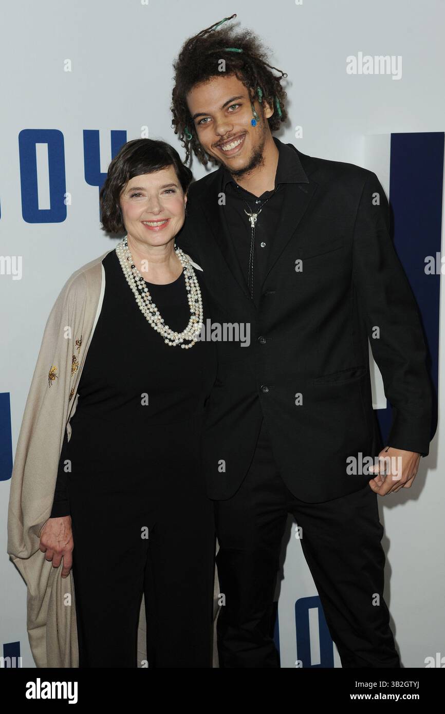13 dicembre 2015 - New York, NY, USA - 13 dicembre 2015 New York City..Isabella Rossellini e Roberto Rossellini assistono alla "Joy" New York Premiere al Ziegfeld Theater il 13 dicembre 2015 a New York City... Credit: Kristin Callahan/ACE Pictures. Tel: (646) 769 0430.e-mail: info@acepixs.com.web: (Immagine di credito: © Callahan/Ace Pictures via ZUMA Press) Foto Stock