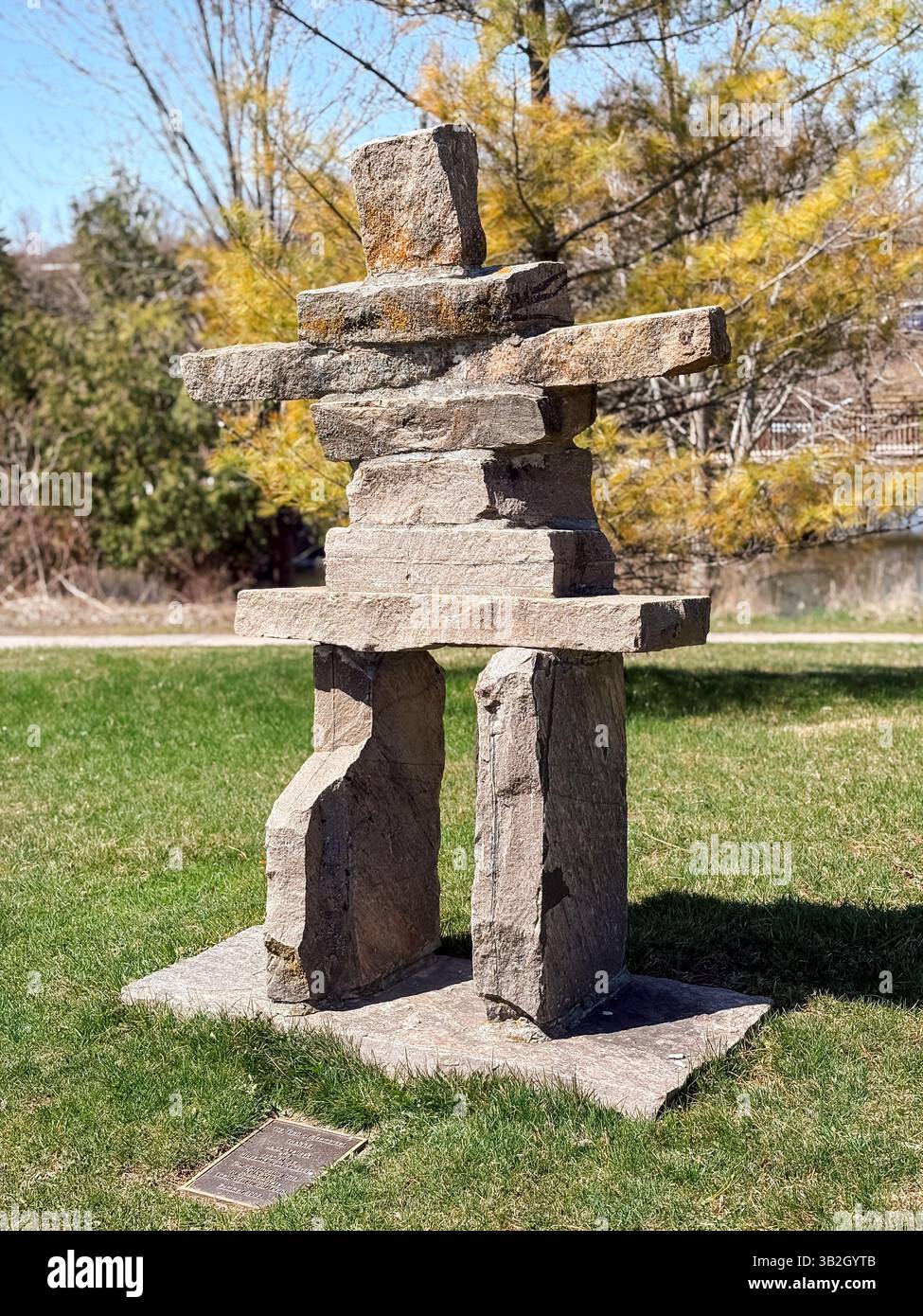 Inukshuk è un punto di riferimento in pietra artificiale utilizzato dagli Inuit, Iñupiat, Kalaallit, Yupik e da altri popoli della regione artica del Nord America. Foto Stock