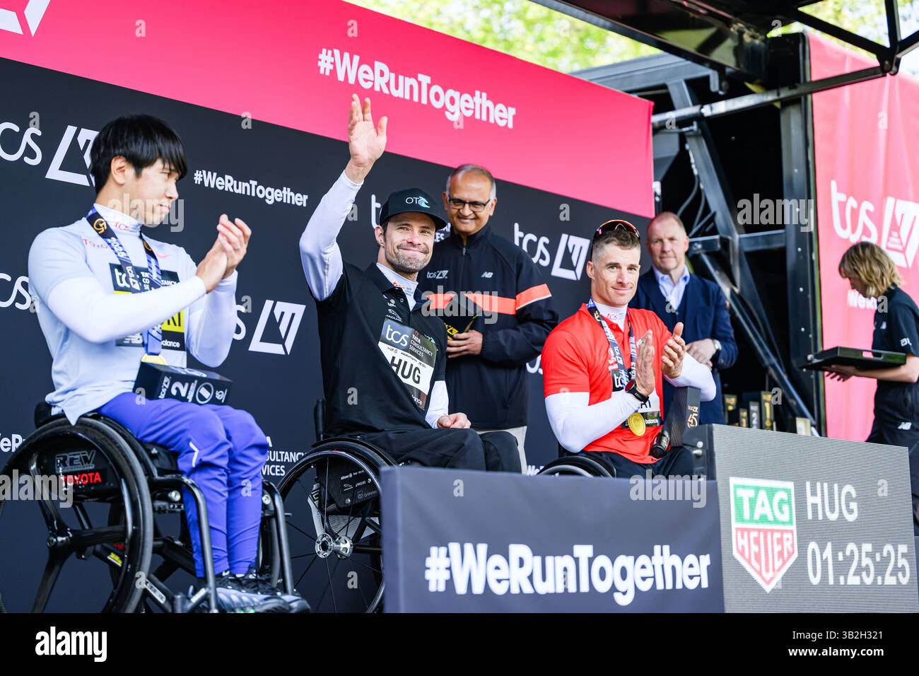 LONDRA, REGNO UNITO. 27 aprile 25. Da sinistra: Tomoki Suzuki (JPN, 2° posto), Marcel (sui, 1°) e Jetze (NED, 3° posto) alla presentazione del vincitore durante la TCS London Marathon 2025 al The Mall di domenica 27 aprile 2025 a LONDRA, REGNO UNITO. Crediti: Taka G Wu/Alamy Live News Foto Stock