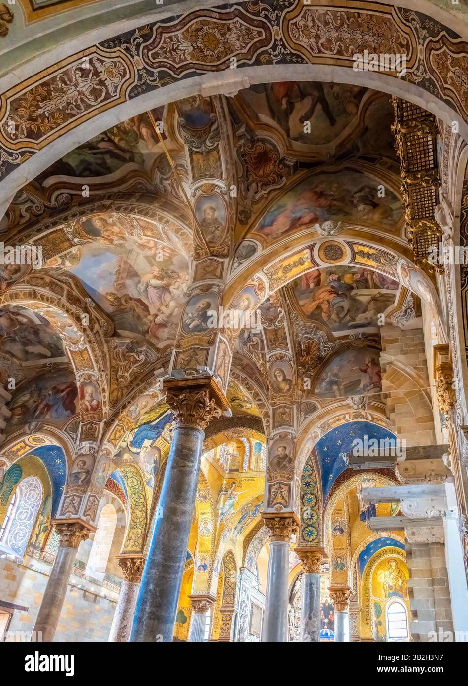 PALERMO, ITALIA - 24 ottobre 2024: La Chiesa di Santa Maria dell'Ammiraglio è caratterizzata da una molteplicità di stili che si incontrano, dal momento che, attraverso l Foto Stock