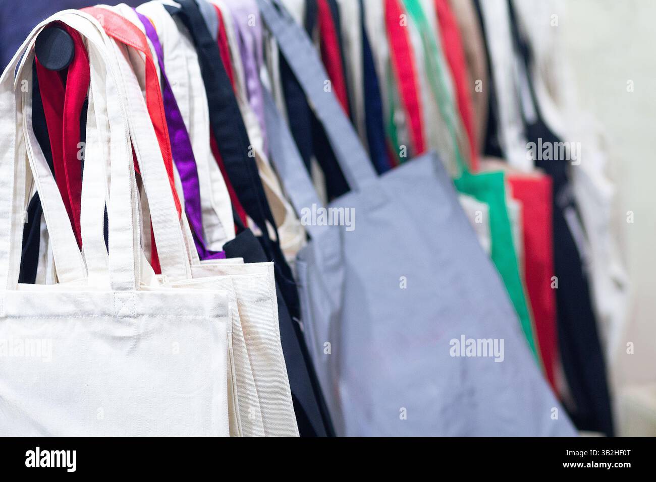 Una fila di borse colorate e rispettose dell'ambiente. Shopping Foto Stock