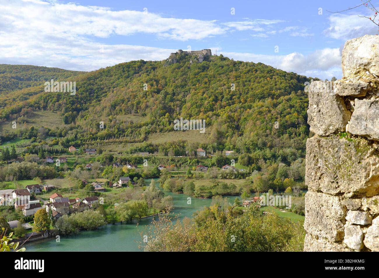 Castello di Ostrovica sulla collina che domina la valle del fiume una a Kulen Vakuf, Parco Nazionale una, Bosnia ed Erzegovina Foto Stock