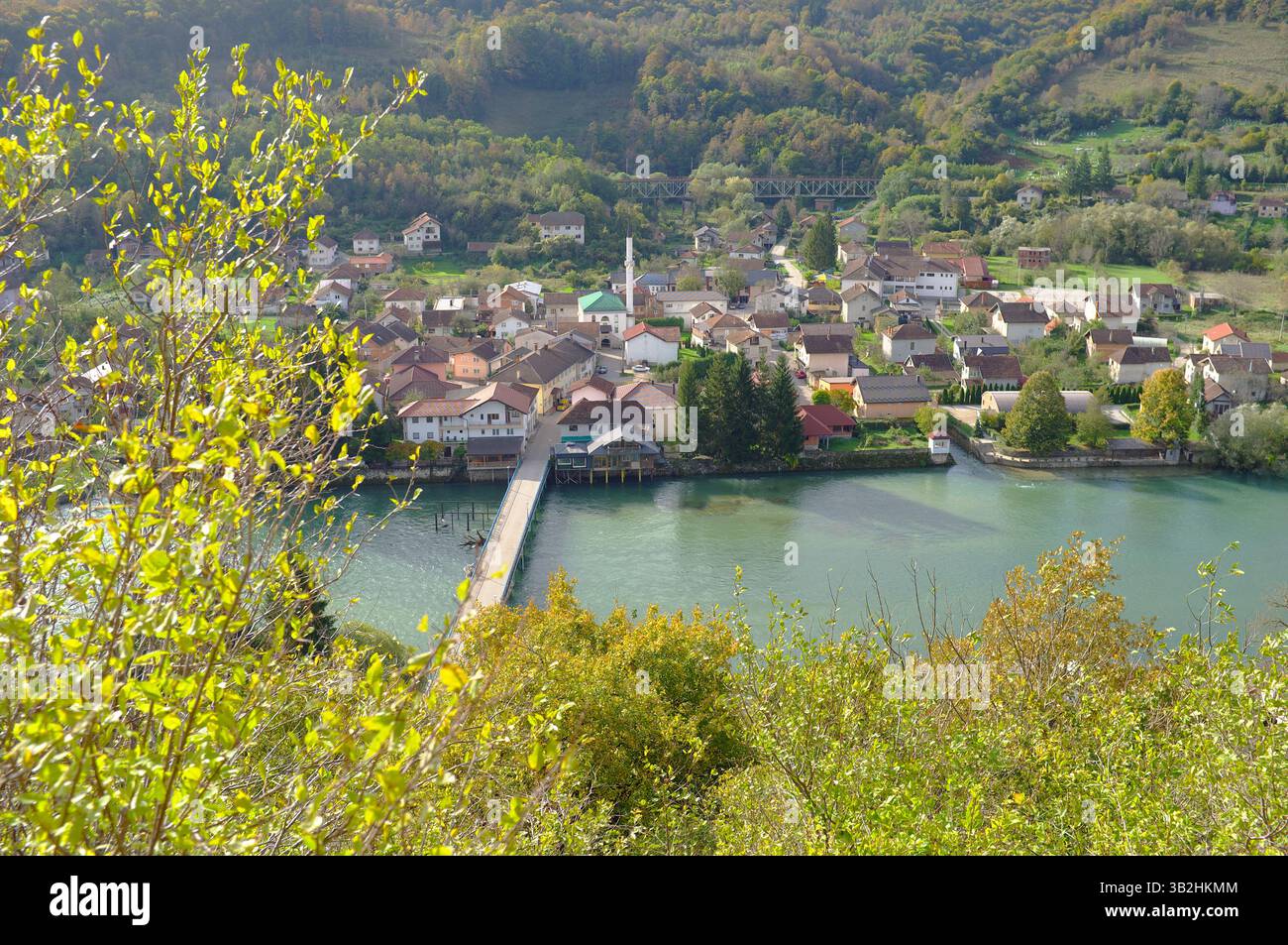 Piacevole villaggio di Kulen Vakuf lungo il fiume una in autunno, Parco Nazionale una - Bihac, Bosnia ed Erzegovina Foto Stock