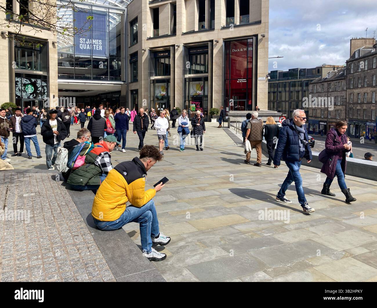 Ingresso al centro commerciale St. James Quarter, Edimburgo, Scozia - Immagine stock catturata con smartphone