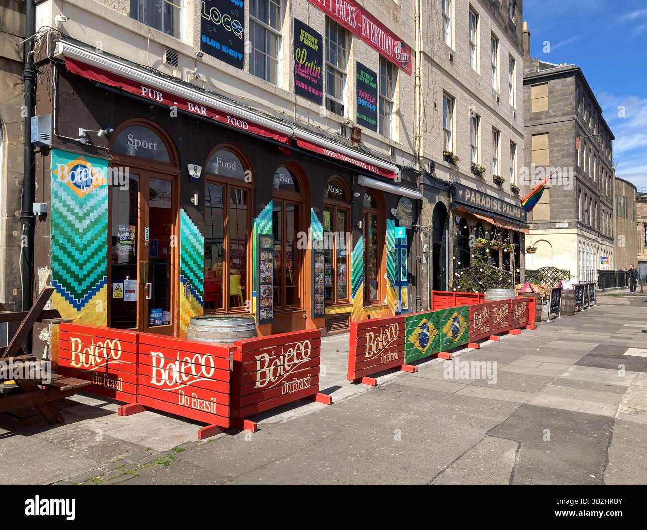 Boteco do Brasil: Autentica cucina brasiliana, cocktail, serata club e Paradise Palms: Cibo, bevande e musica, Lothian Street, Edimburgo, Scozia - Immagine stock catturata con smartphone