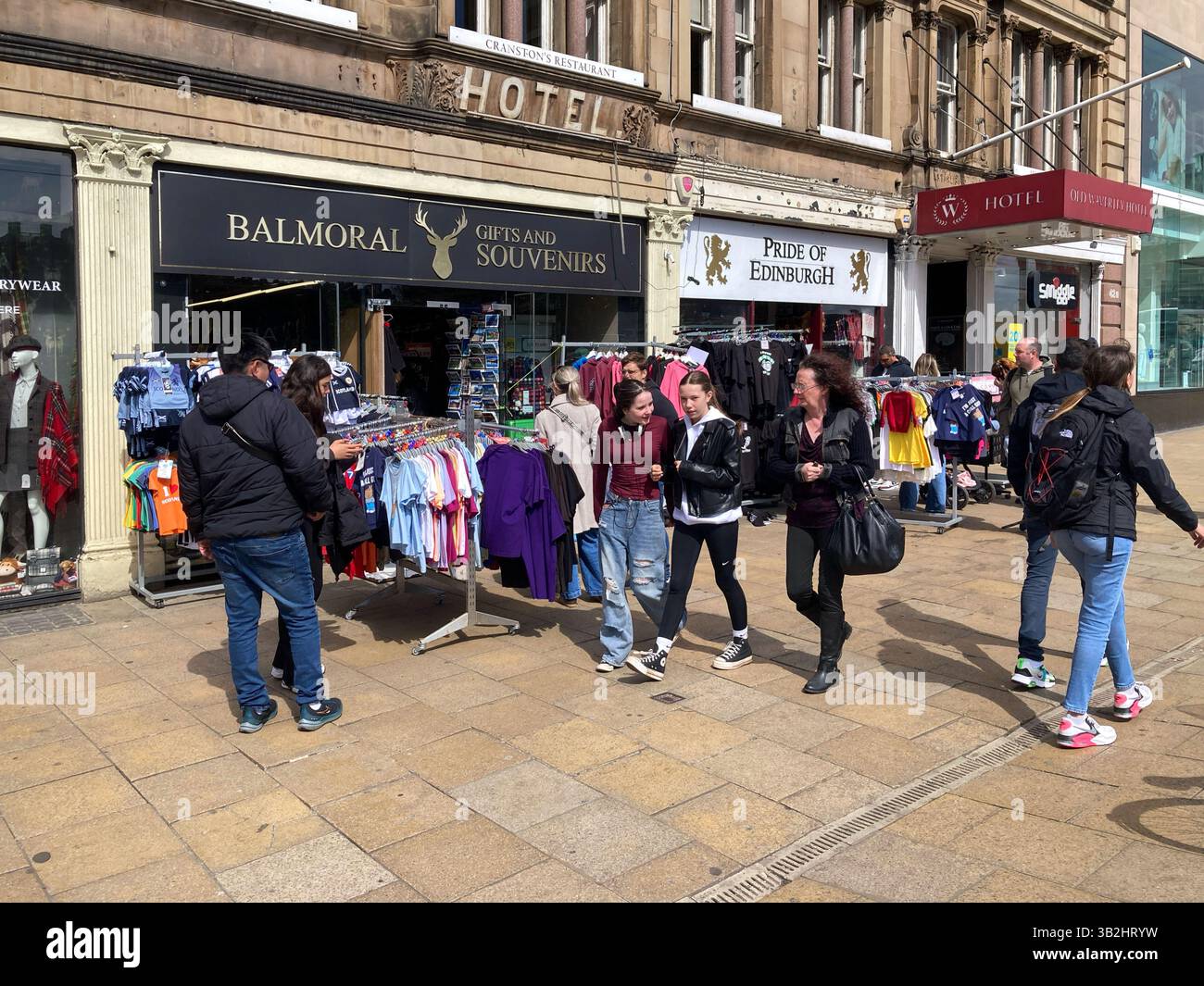 Negozi di articoli da regalo su Princes Street, Edimburgo, Scozia - Immagine stock catturata con smartphone