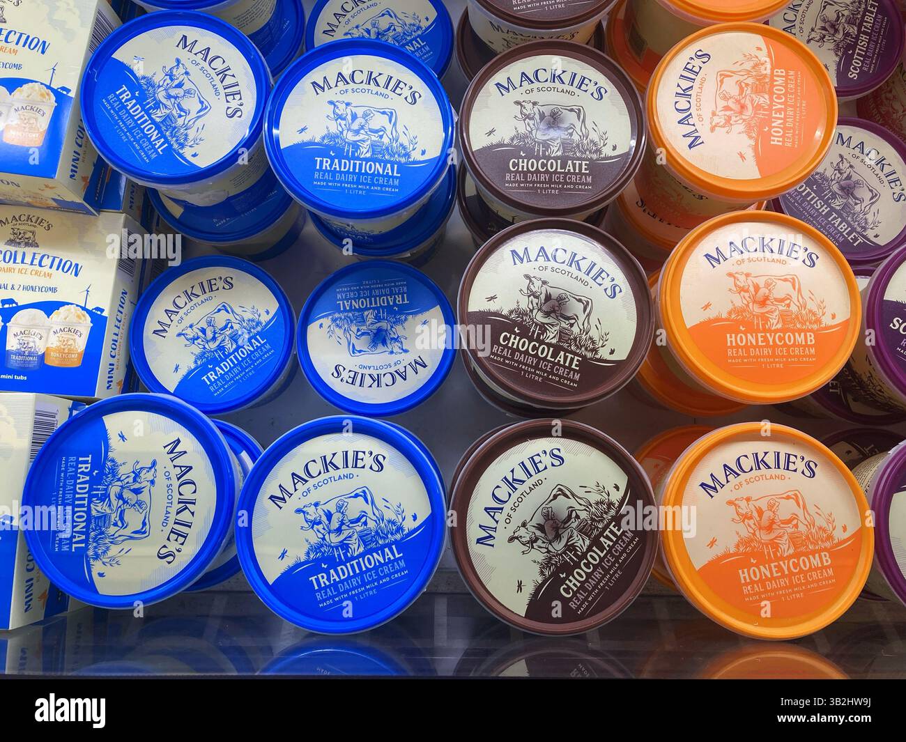Mackie's of Scotland, vero gelato al latte in vendita al supermercato - Immagine stock catturata con smartphone