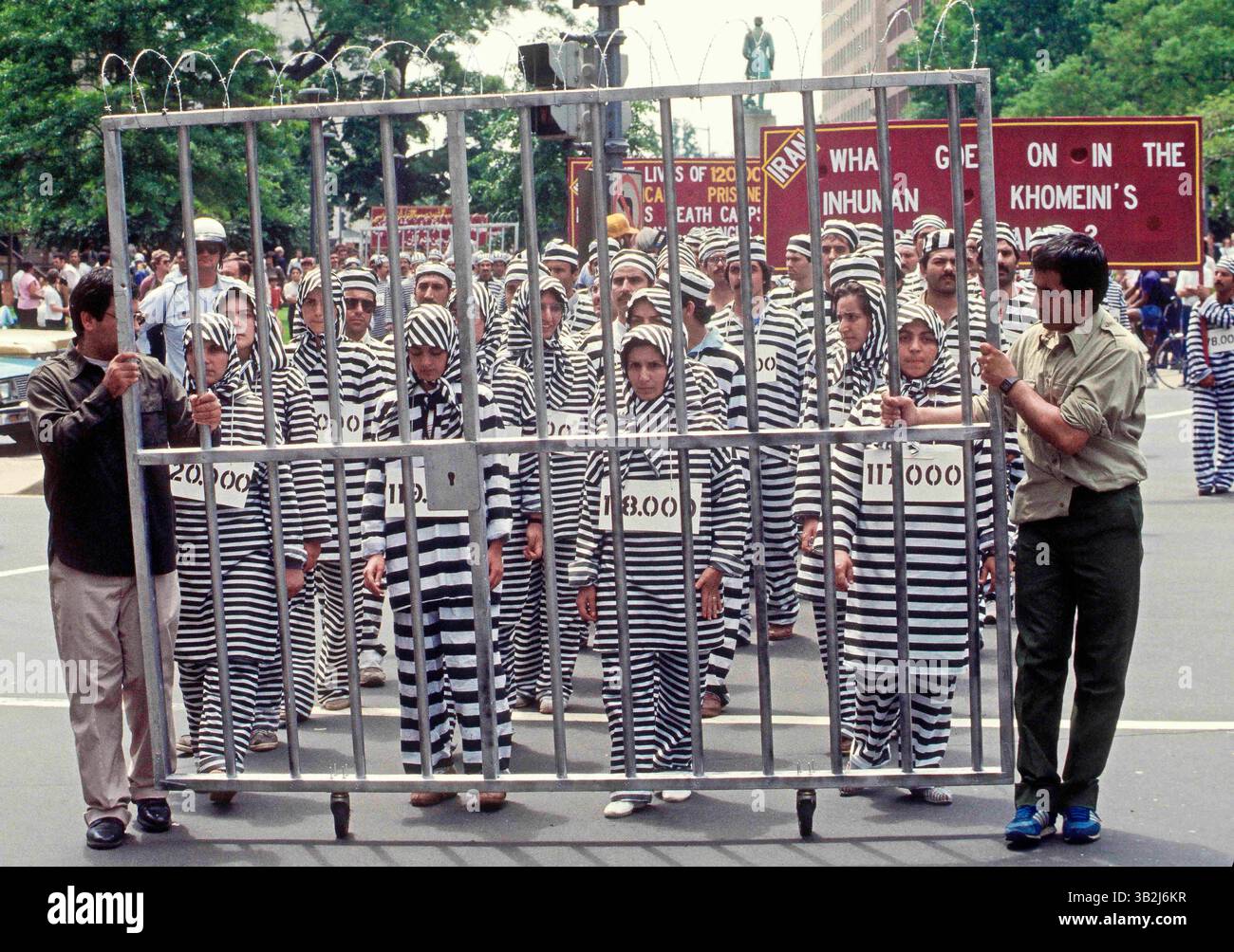 1 giugno 1984 - Washington, District of Columbia, U. S - dimostrazione della Moslem Iranian Students Society degli Stati Uniti e del Canada. I sostenitori dell'organizzazione Mojahedin del popolo iraniano mettono a repentaglio il regime Khomeini. (Immagine di credito: © Mark Reinstein via ZUMA Wire) Foto Stock