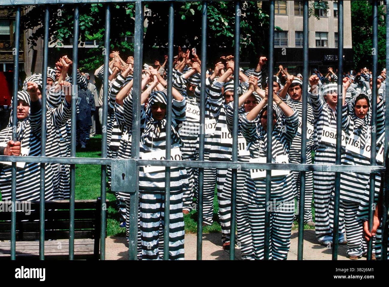 1 giugno 1984 - Washington, District of Columbia, U. S - dimostrazione della Moslem Iranian Students Society degli Stati Uniti e del Canada. I sostenitori dell'organizzazione Mojahedin del popolo iraniano mettono a repentaglio il regime Khomeini. (Immagine di credito: © Mark Reinstein via ZUMA Wire) Foto Stock
