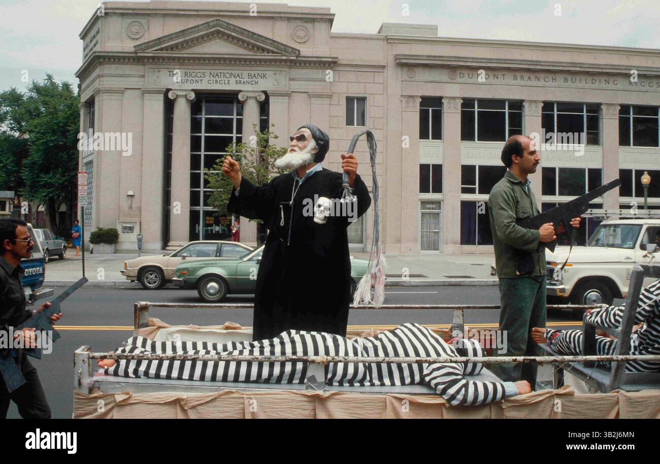 1 giugno 1984 - Washington, District of Columbia, U. S - dimostrazione della Moslem Iranian Students Society degli Stati Uniti e del Canada. I sostenitori dell'organizzazione Mojahedin del popolo iraniano mettono a repentaglio il regime Khomeini. (Immagine di credito: © Mark Reinstein via ZUMA Wire) Foto Stock