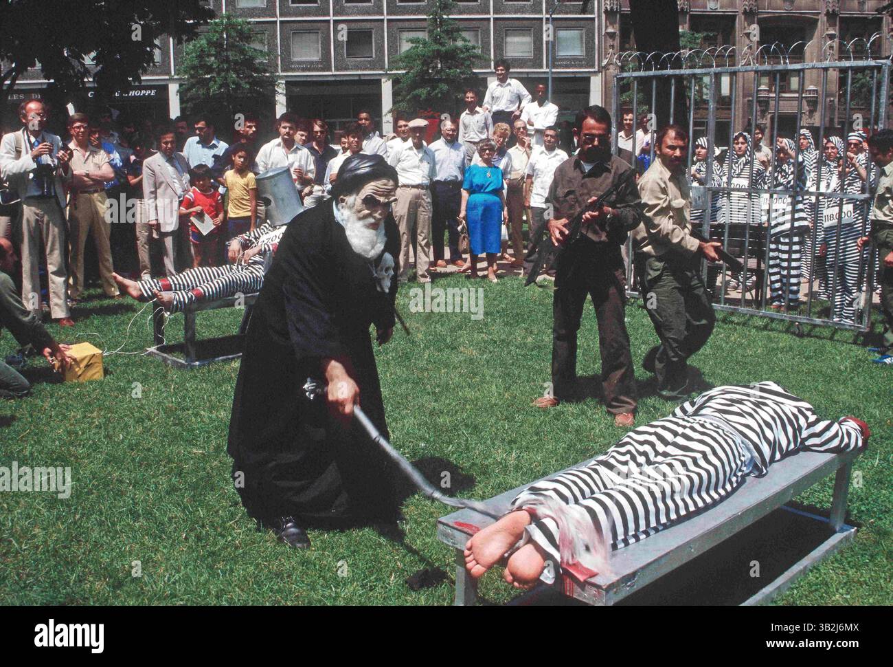 1 giugno 1984 - Washington, District of Columbia, U. S - dimostrazione della Moslem Iranian Students Society degli Stati Uniti e del Canada. I sostenitori dell'organizzazione Mojahedin del popolo iraniano mettono a repentaglio il regime Khomeini. (Immagine di credito: © Mark Reinstein via ZUMA Wire) Foto Stock