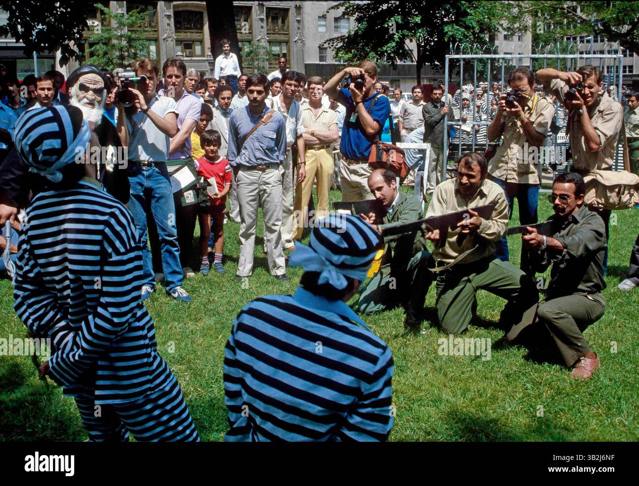 1 giugno 1984 - Washington, District of Columbia, U. S - dimostrazione della Moslem Iranian Students Society degli Stati Uniti e del Canada. I sostenitori dell'organizzazione Mojahedin del popolo iraniano mettono a repentaglio il regime Khomeini. (Immagine di credito: © Mark Reinstein via ZUMA Wire) Foto Stock