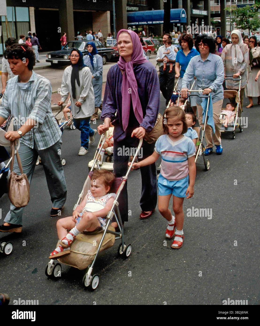 1 giugno 1984 - Washington, District of Columbia, U. S - dimostrazione della Moslem Iranian Students Society degli Stati Uniti e del Canada. I sostenitori dell'organizzazione Mojahedin del popolo iraniano mettono a repentaglio il regime Khomeini. (Immagine di credito: © Mark Reinstein via ZUMA Wire) Foto Stock
