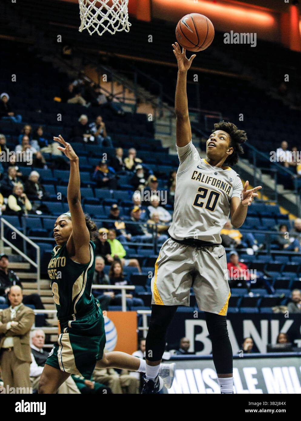 6 dicembre 2015 - Berkeley USA CA - California G # 20 MaAne Mosley guida fino al cerchio e segna durante la partita di pallacanestro femminile NCAA tra Sacramento State Hornets e California Golden Bears 117-99 vincendo all'Hass Pavilion Berkeley California. Thurman James / CSM(immagine di credito: © Thurman James/CSM via ZUMA Wire) Foto Stock