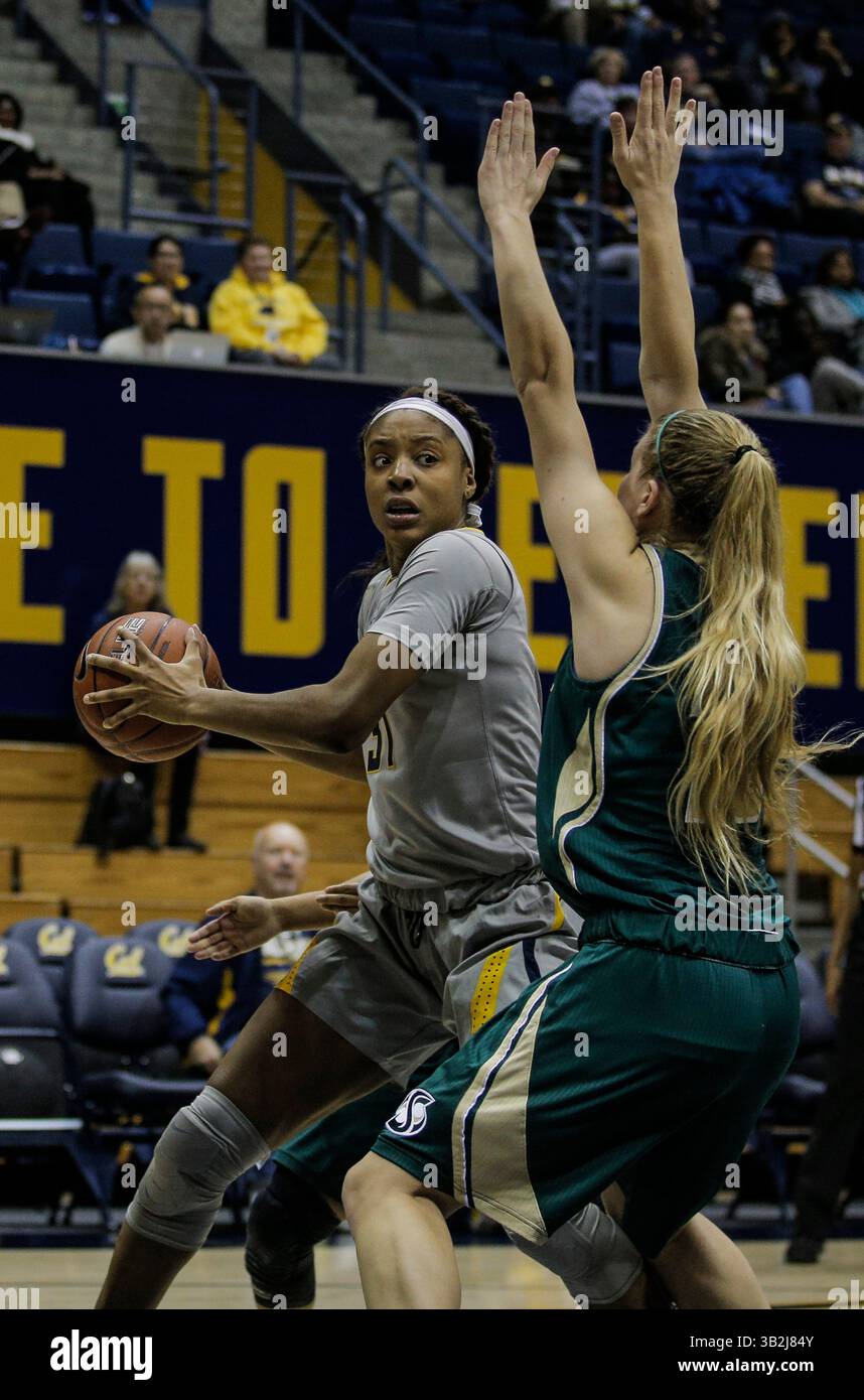 06 dic 2015 - Berkeley USA CA - California F # 31 Kristine Anigwe ha segnato 43 punti il maggior numero di giocatori della NCAA in questa stagione, durante la partita di pallacanestro femminile NCAA tra Sacramento State Hornets e California Golden Bears 117-99 vittoria all'Hass Pavilion Berkeley California. Thurman James / CSM(immagine di credito: © Thurman James/CSM via ZUMA Wire) Foto Stock