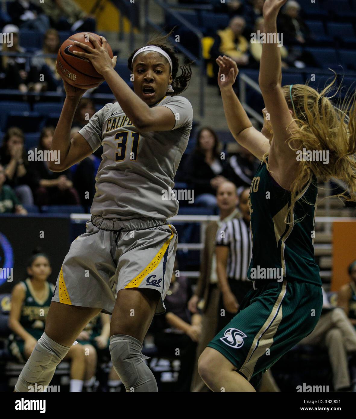06 dic 2015 - Berkeley USA CA - California F # 31 Kristine Anigwe ha segnato 43 punti il maggior numero di giocatori della NCAA in questa stagione, durante la partita di pallacanestro femminile NCAA tra Sacramento State Hornets e California Golden Bears 117-99 vittoria all'Hass Pavilion Berkeley California. Thurman James / CSM(immagine di credito: © Thurman James/CSM via ZUMA Wire) Foto Stock