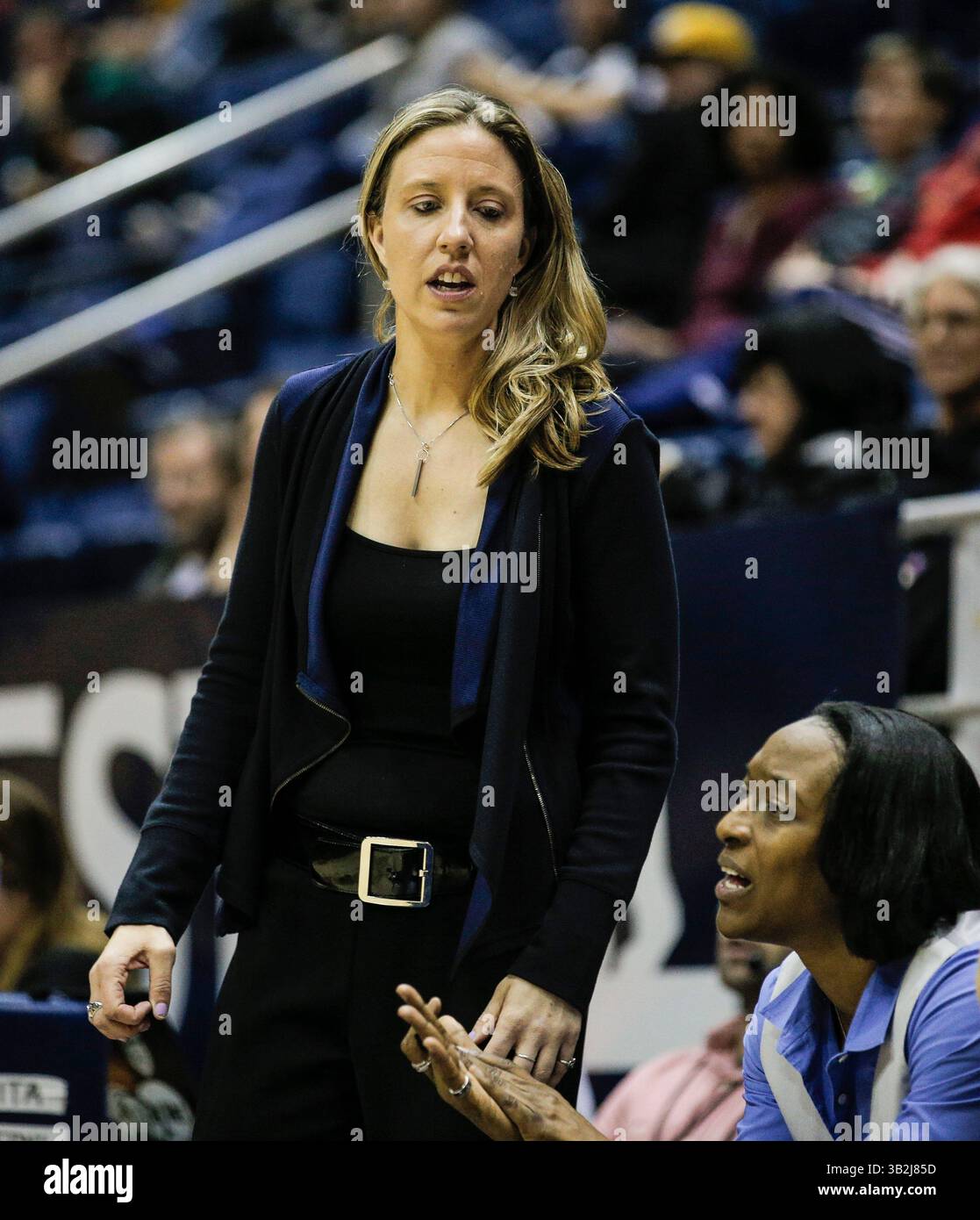 06 dic 2015 - Berkeley Stati Uniti CA - allenatore della California Lindsay Gottlieb durante la partita di pallacanestro femminile NCAA tra i Sacramento State Hornets e i California Golden Bears vincono 117-99 all'Hass Pavilion Berkeley California. Thurman James / CSM(immagine di credito: © Thurman James/CSM via ZUMA Wire) Foto Stock