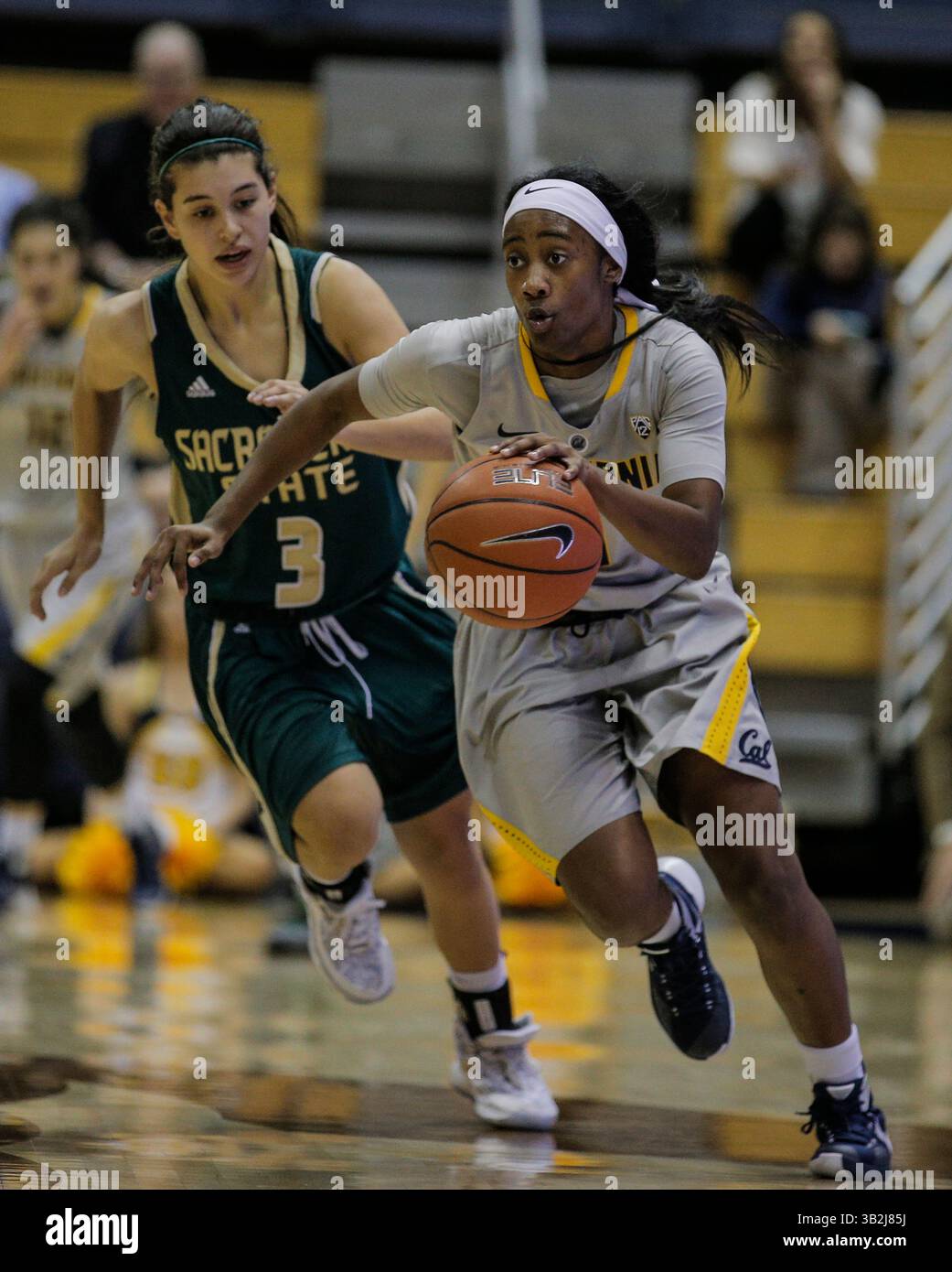 06 dic 2015 - Berkeley Stati Uniti CA - California G # 1 Asha Thomas statistiche di gioco 11 punti e 6 assist durante la partita NCAA di pallacanestro femminile tra Sacramento State Hornets e California Golden Bears 117-99 vittoria all'Hass Pavilion Berkeley California. Thurman James / CSM(immagine di credito: © Thurman James/CSM via ZUMA Wire) Foto Stock