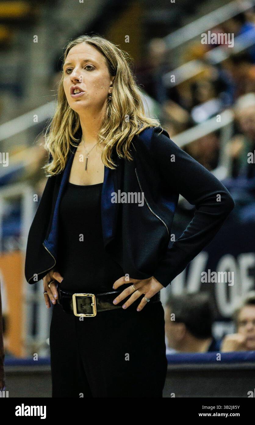 06 dic 2015 - Berkeley Stati Uniti CA - allenatore della California Lindsay Gottlieb durante la partita di pallacanestro femminile NCAA tra i Sacramento State Hornets e i California Golden Bears vincono 117-99 all'Hass Pavilion Berkeley California. Thurman James / CSM(immagine di credito: © Thurman James/CSM via ZUMA Wire) Foto Stock