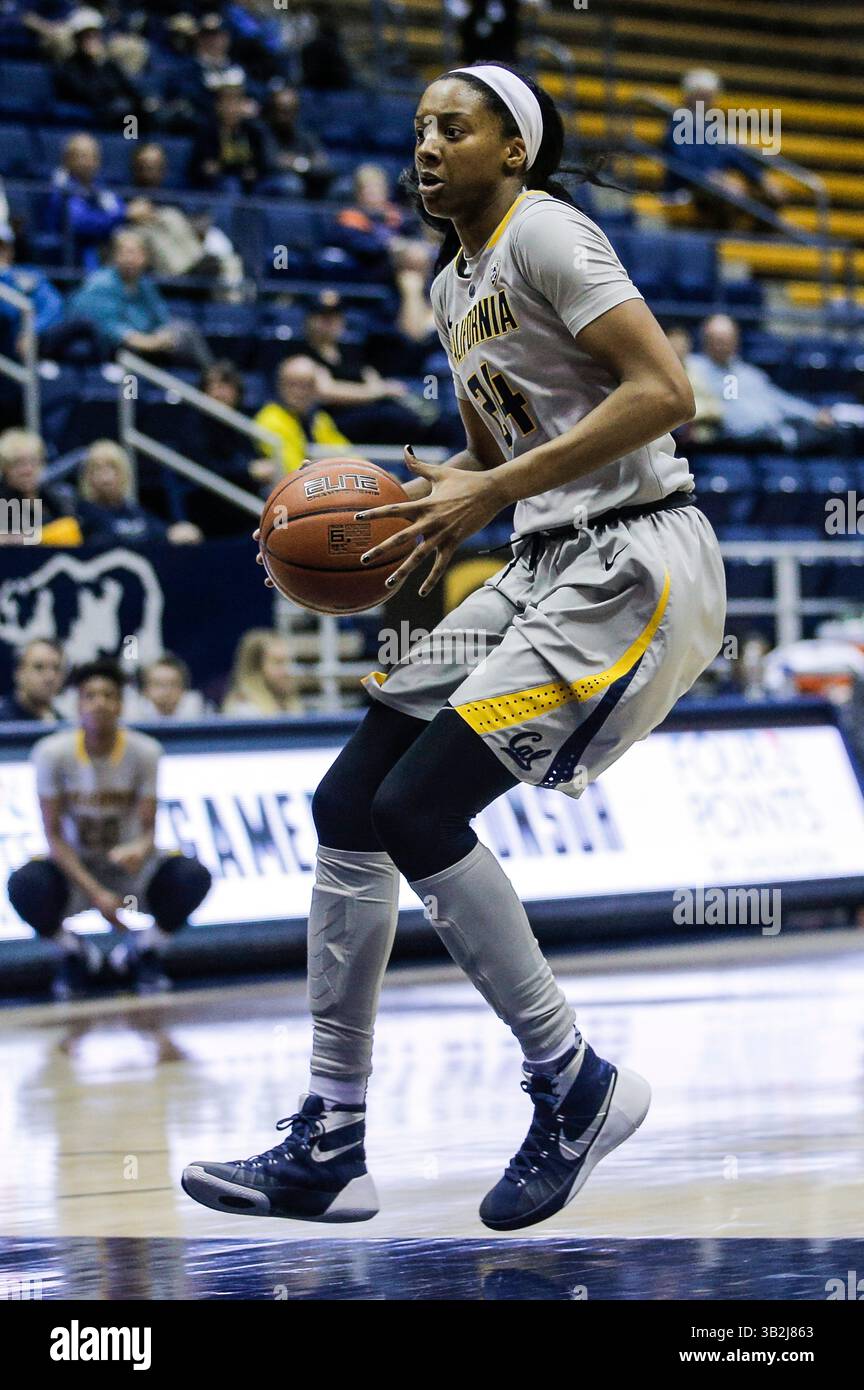 06 dic 2015 - Berkeley USA CA - California F # 24 Courtney Range statistiche di gioco 19 punti e 2 assist durante la partita NCAA Women's Basketball tra Sacramento State Hornets e California Golden Bears 117-99 vittoria all'Hass Pavilion Berkeley California. Thurman James / CSM(immagine di credito: © Thurman James/CSM via ZUMA Wire) Foto Stock