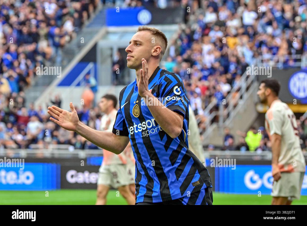 Milano, Italia. 27 aprile 2025. Davide Frattesi (16) dell'Inter visto durante la partita di serie A tra Inter e Roma a Giuseppe Meazza a Milano. Credito: Gonzales Photo/Alamy Live News Foto Stock
