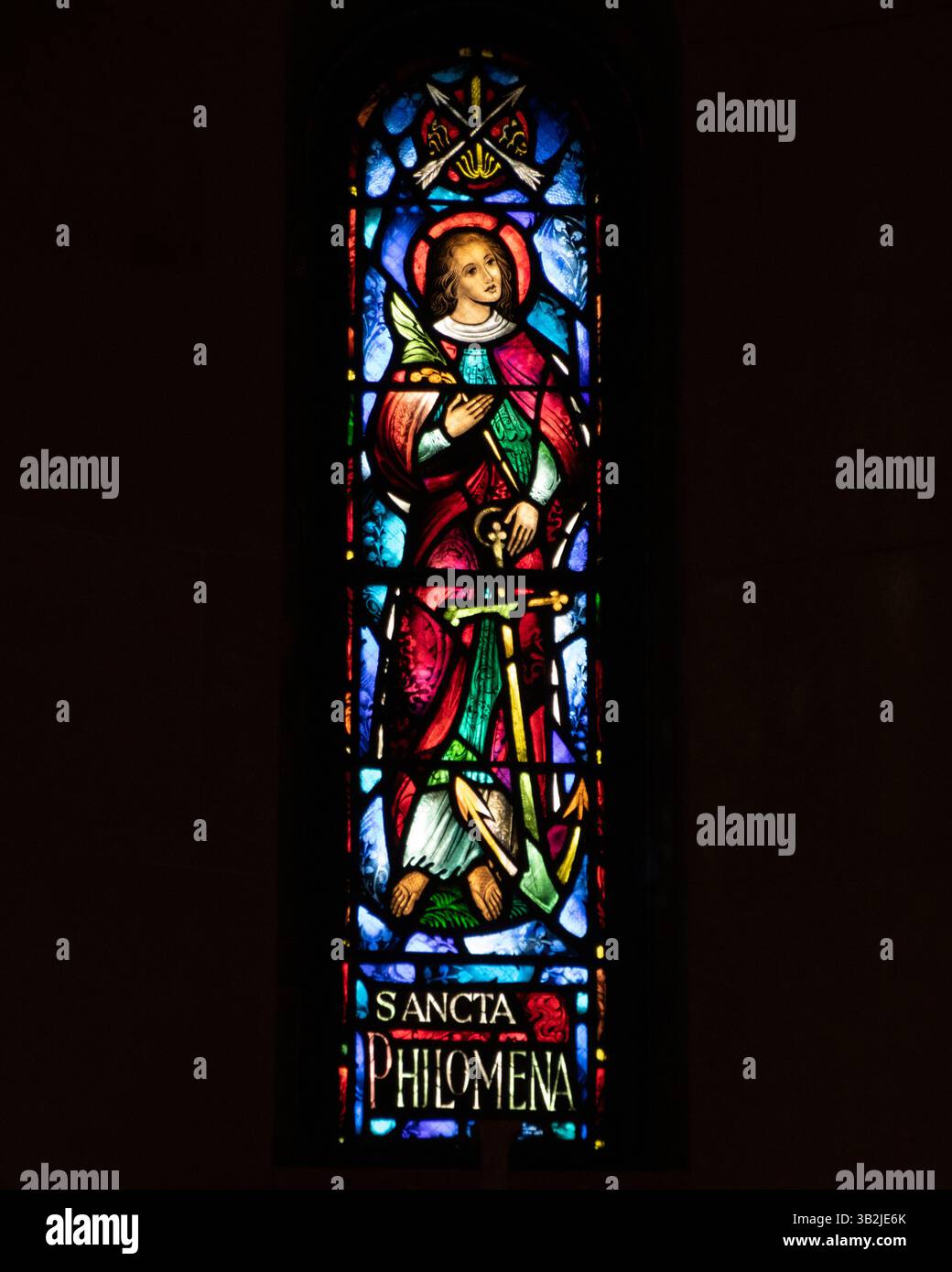 Una vetrata raffigura il martire paleocristiano Santa Filomena nella cattedrale cattolica di Santa Cecilia a Omaha, Nebraska, Stati Uniti. Foto Stock
