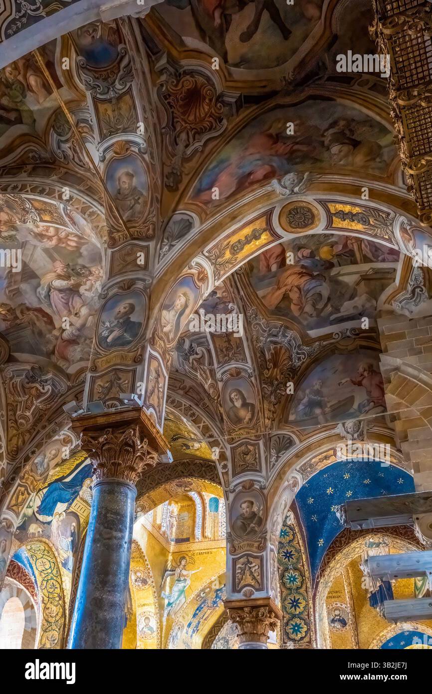 PALERMO, ITALIA - 24 ottobre 2024: La Chiesa di Santa Maria dell'Ammiraglio è caratterizzata da una molteplicità di stili che si incontrano, dal momento che, attraverso l Foto Stock