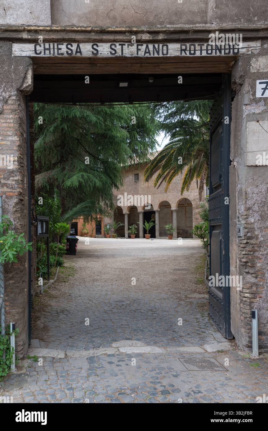 La Basilica di Santo Stefano in Rotonda sul colle celiano (Santo Stefano Rotondo), Roma, Italia Foto Stock
