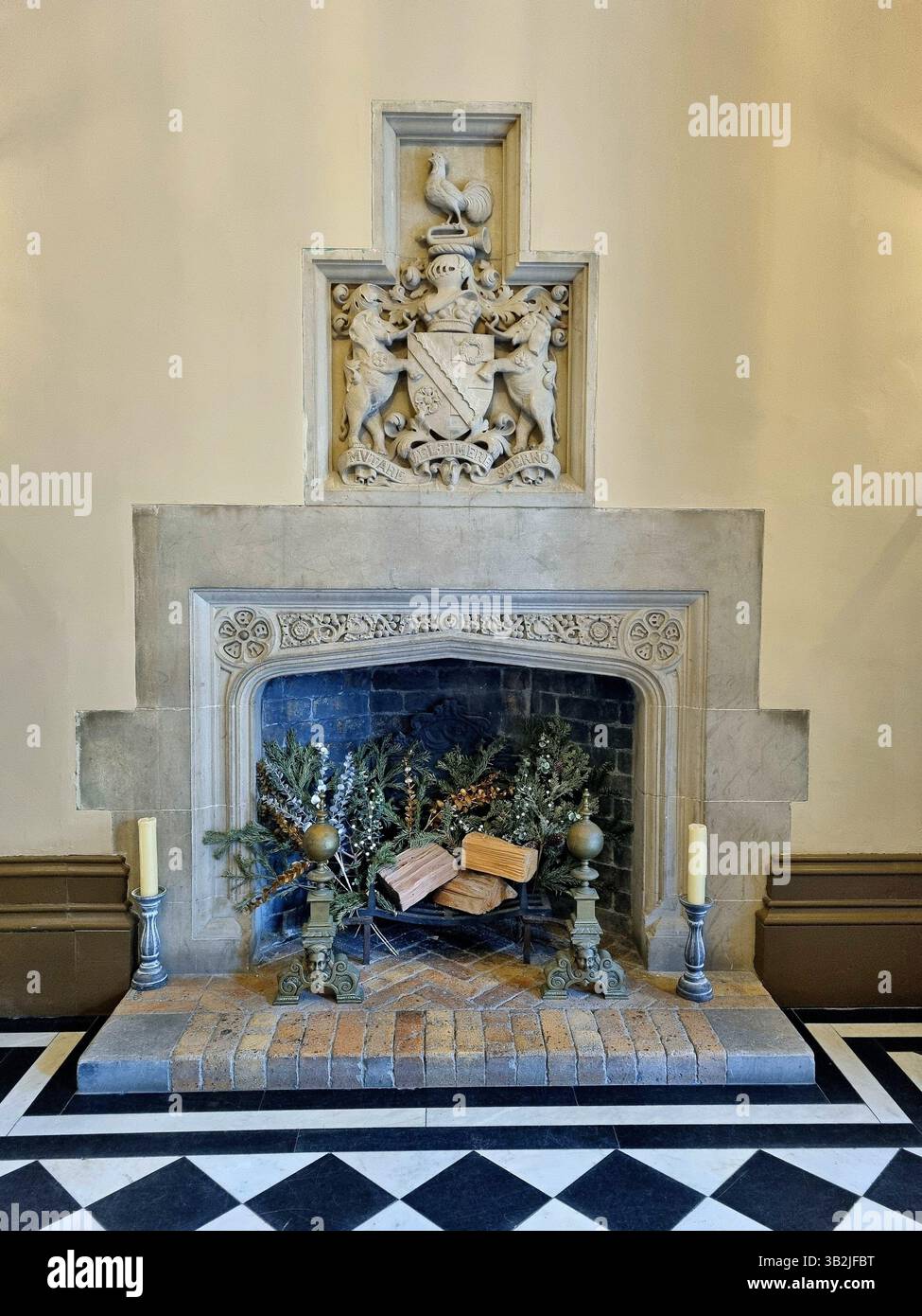 Caminetto di un antico castello scozzese di Lewis con stemma e motto di famiglia a Stornoway sull'isola di Lewis, Ebridi esterne, Scozia, Regno Unito Foto Stock