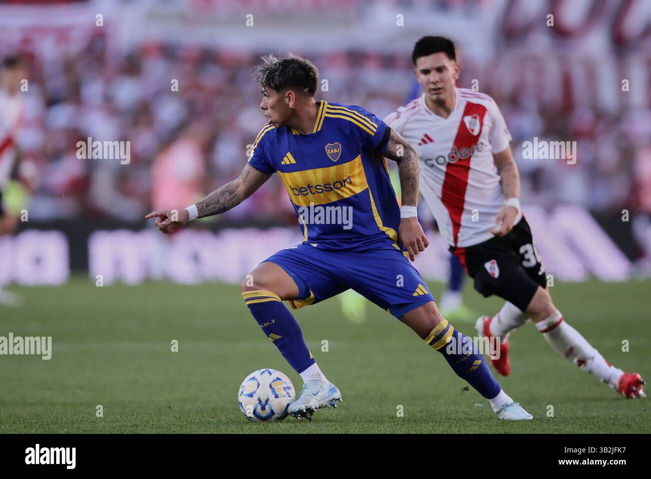 Buenos Aires, Argentina - 27 aprile 2025: River Plate e Boca Juniors si affrontano all'Estadio Monumental in una nuova edizione del calcio argentino Superclásico, durante il giorno 15 del Torneo apertura 2025 nella Professional Football League. Il fiume di Marcelo Gallardo cerca di scalare la classifica nella zona B con ritorni chiave come Gonzalo Montiel, Lucas Martínez quarta, Enzo Pérez e Marcos Acuña. Crediti: UNAR Photo/Alamy Live News Foto Stock