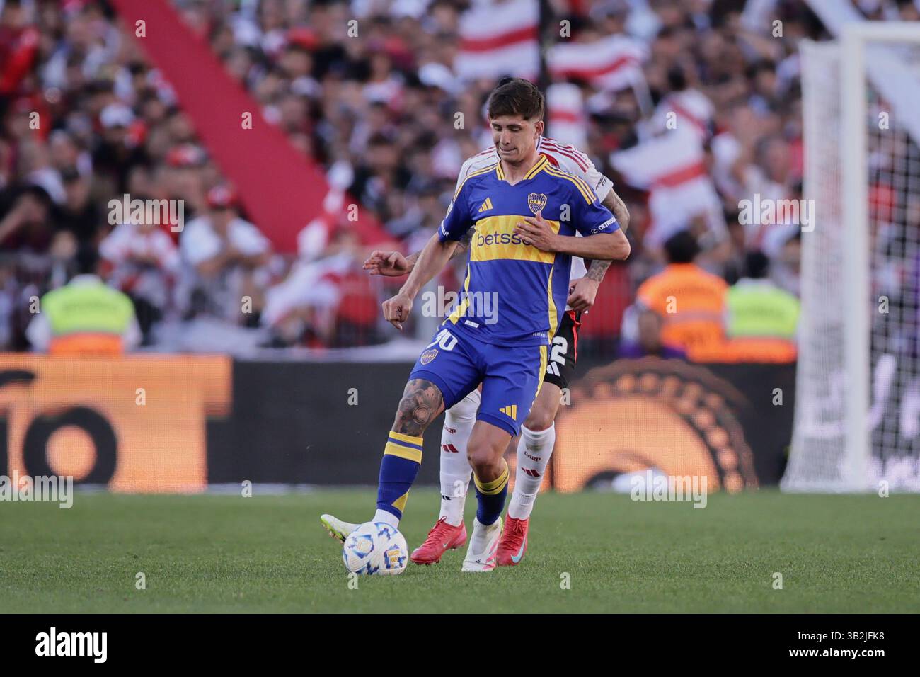 Buenos Aires, Argentina - 27 aprile 2025: River Plate e Boca Juniors si affrontano all'Estadio Monumental in una nuova edizione del calcio argentino Superclásico, durante il giorno 15 del Torneo apertura 2025 nella Professional Football League. Il fiume di Marcelo Gallardo cerca di scalare la classifica nella zona B con ritorni chiave come Gonzalo Montiel, Lucas Martínez quarta, Enzo Pérez e Marcos Acuña. Crediti: UNAR Photo/Alamy Live News Foto Stock