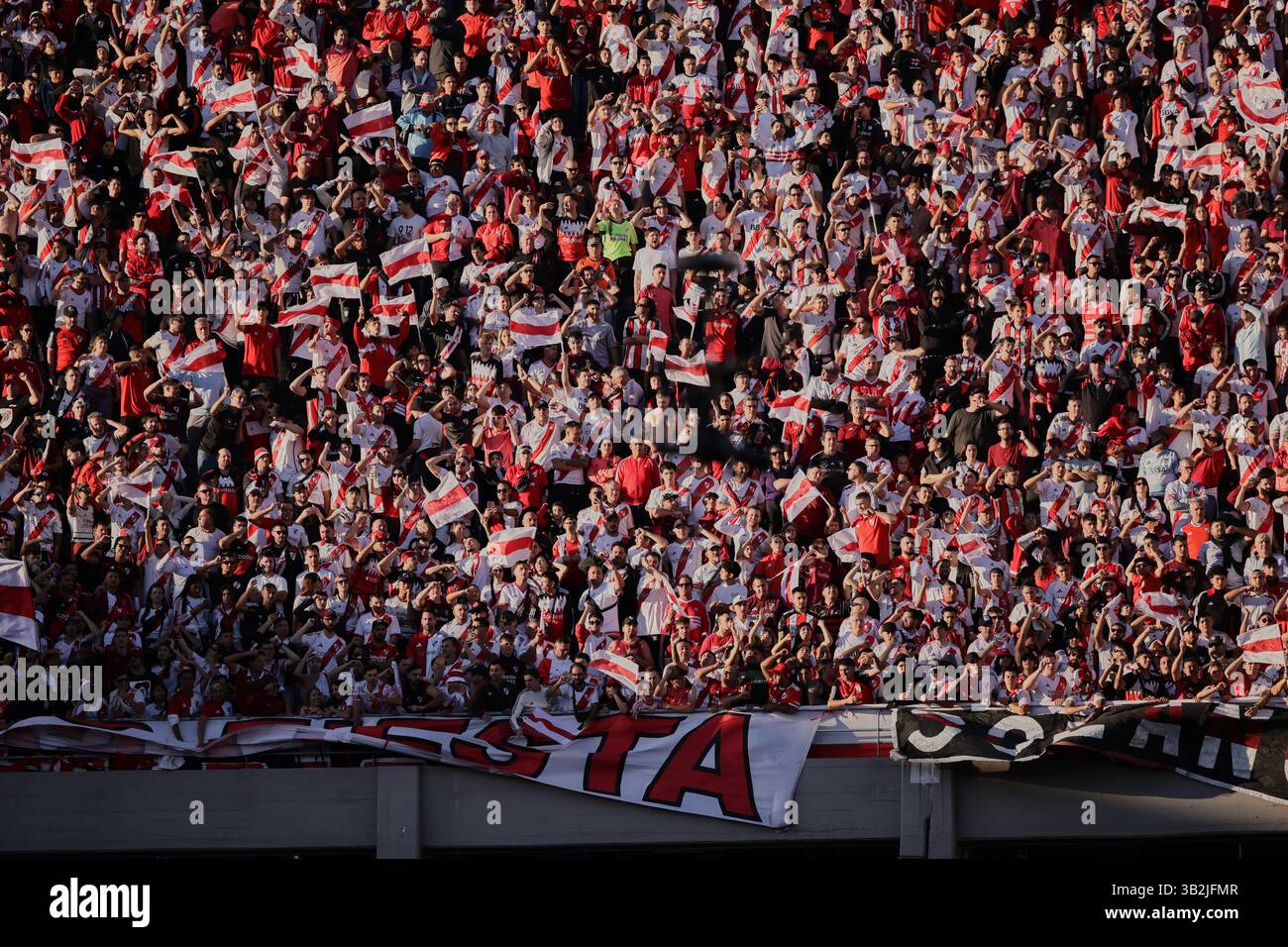 Buenos Aires, Argentina - 27 aprile 2025: River Plate e Boca Juniors si affrontano all'Estadio Monumental in una nuova edizione del calcio argentino Superclásico, durante il giorno 15 del Torneo apertura 2025 nella Professional Football League. Il fiume di Marcelo Gallardo cerca di scalare la classifica nella zona B con ritorni chiave come Gonzalo Montiel, Lucas Martínez quarta, Enzo Pérez e Marcos Acuña. Crediti: UNAR Photo/Alamy Live News Foto Stock