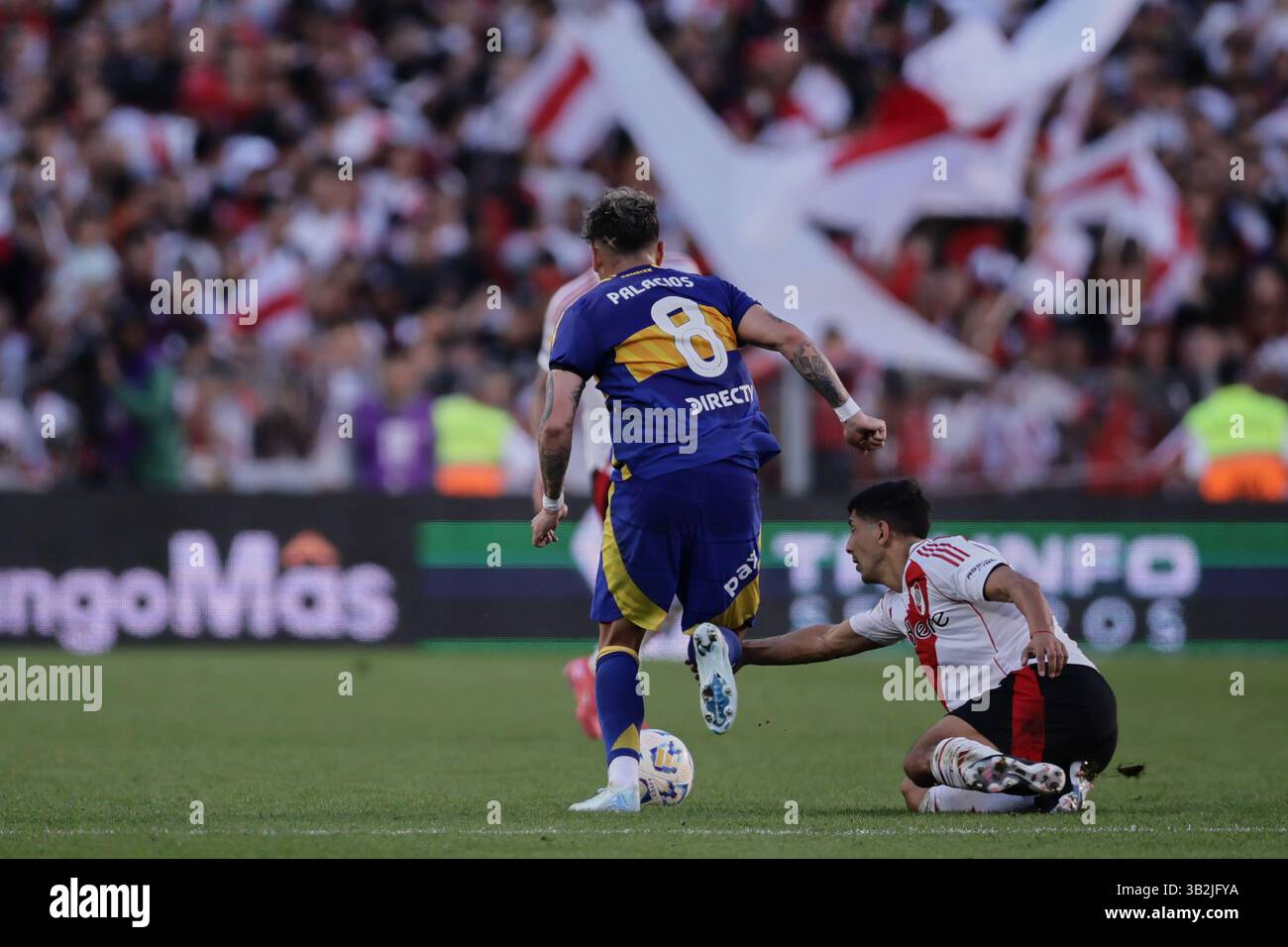 Buenos Aires, Argentina - 27 aprile 2025: River Plate e Boca Juniors si affrontano all'Estadio Monumental in una nuova edizione del calcio argentino Superclásico, durante il giorno 15 del Torneo apertura 2025 nella Professional Football League. Il fiume di Marcelo Gallardo cerca di scalare la classifica nella zona B con ritorni chiave come Gonzalo Montiel, Lucas Martínez quarta, Enzo Pérez e Marcos Acuña. Crediti: UNAR Photo/Alamy Live News Foto Stock