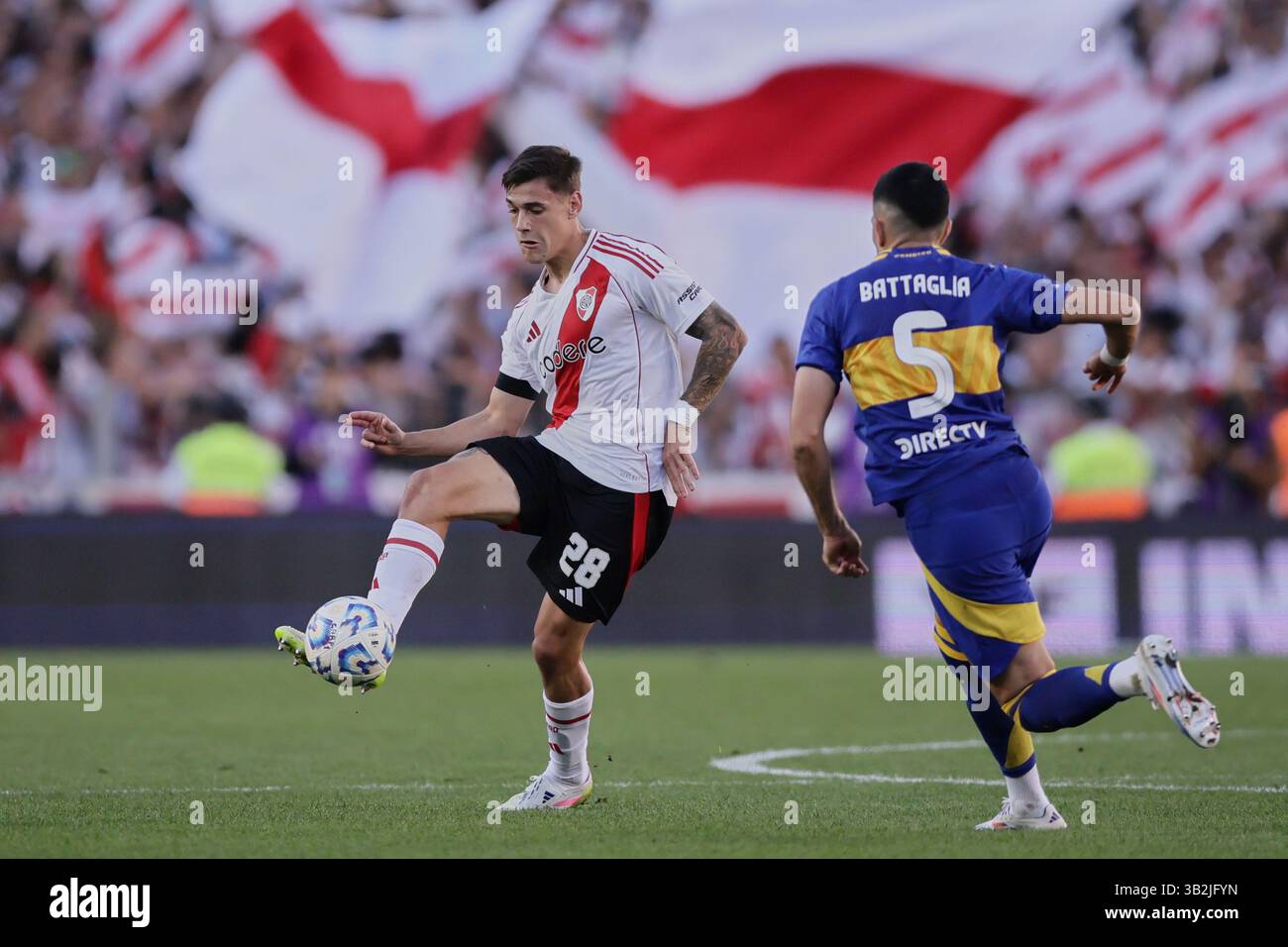 Buenos Aires, Argentina - 27 aprile 2025: River Plate e Boca Juniors si affrontano all'Estadio Monumental in una nuova edizione del calcio argentino Superclásico, durante il giorno 15 del Torneo apertura 2025 nella Professional Football League. Il fiume di Marcelo Gallardo cerca di scalare la classifica nella zona B con ritorni chiave come Gonzalo Montiel, Lucas Martínez quarta, Enzo Pérez e Marcos Acuña. Crediti: UNAR Photo/Alamy Live News Foto Stock