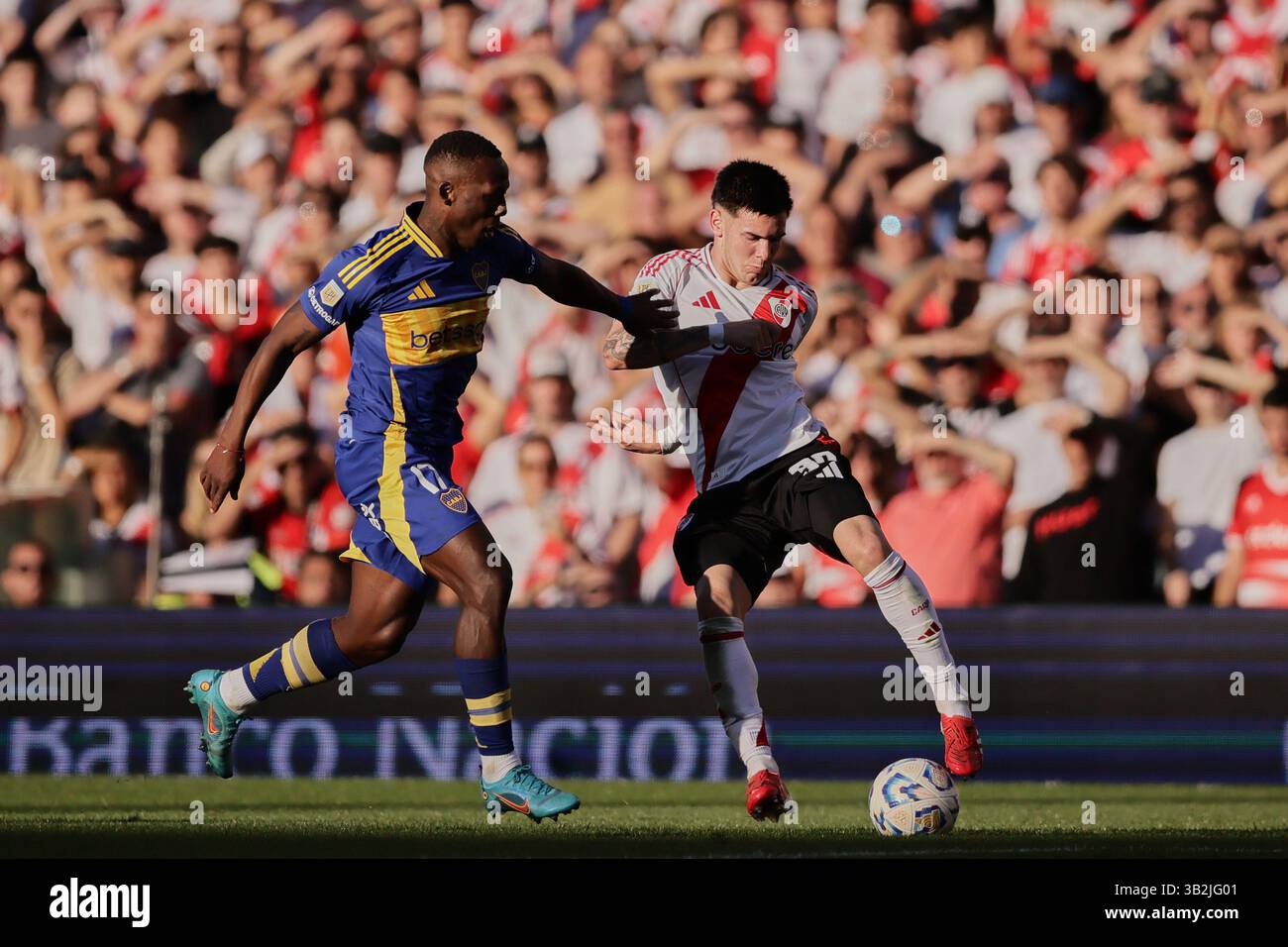 Buenos Aires, Argentina - 27 aprile 2025: Mastantouno dal fiume e Advincula da Boca Juniors (L). River Plate e Boca Juniors si affrontano all'Estadio Monumental in una nuova edizione del Superclásico di calcio argentino, durante il giorno 15 del torneo di apertura 2025 nella Professional Football League. Il fiume di Marcelo Gallardo cerca di scalare la classifica nella zona B con ritorni chiave come Gonzalo Montiel, Lucas Martínez quarta, Enzo Pérez e Marcos Acuña. Nel frattempo, il Boca Juniors, allenato da Fernando Gago, mira a rimanere leader di zona nonostante l'infortunio di Edinson Cavani, con Ezequiel Zeballos Foto Stock