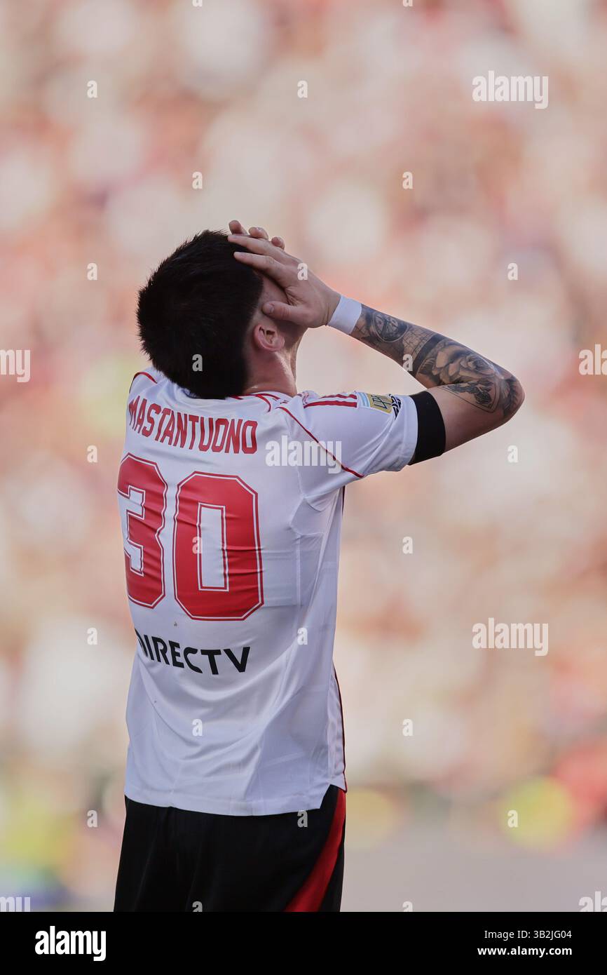 Buenos Aires, Argentina - 27 aprile 2025: River Plate e Boca Juniors si affrontano all'Estadio Monumental in una nuova edizione del calcio argentino Superclásico, durante il giorno 15 del Torneo apertura 2025 nella Professional Football League. Il fiume di Marcelo Gallardo cerca di scalare la classifica nella zona B con ritorni chiave come Gonzalo Montiel, Lucas Martínez quarta, Enzo Pérez e Marcos Acuña. Crediti: UNAR Photo/Alamy Live News Foto Stock