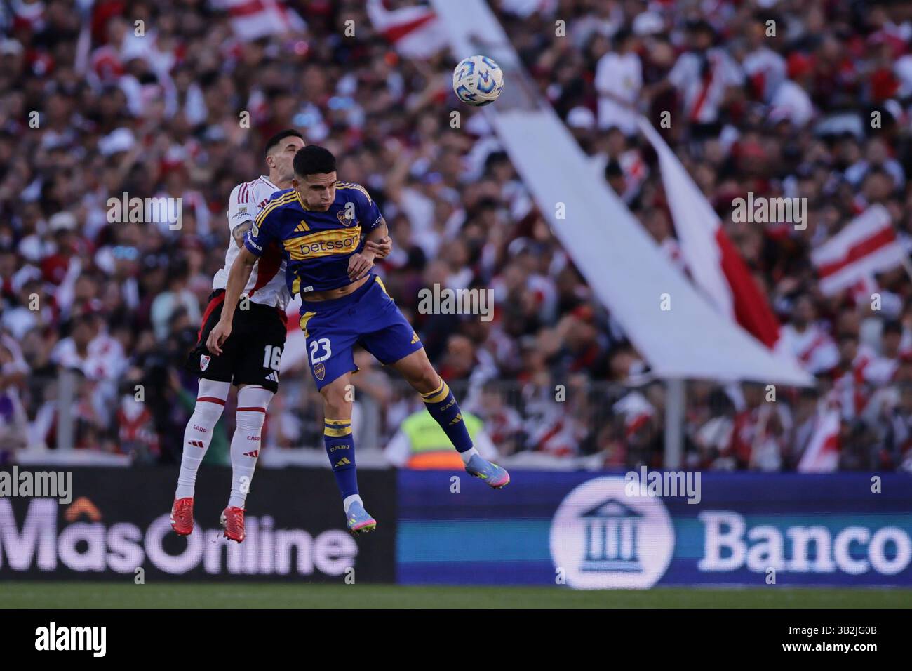 Buenos Aires, Argentina - 27 aprile 2025: River Plate e Boca Juniors si affrontano all'Estadio Monumental in una nuova edizione del calcio argentino Superclásico, durante il giorno 15 del Torneo apertura 2025 nella Professional Football League. Il fiume di Marcelo Gallardo cerca di scalare la classifica nella zona B con ritorni chiave come Gonzalo Montiel, Lucas Martínez quarta, Enzo Pérez e Marcos Acuña. Crediti: UNAR Photo/Alamy Live News Foto Stock
