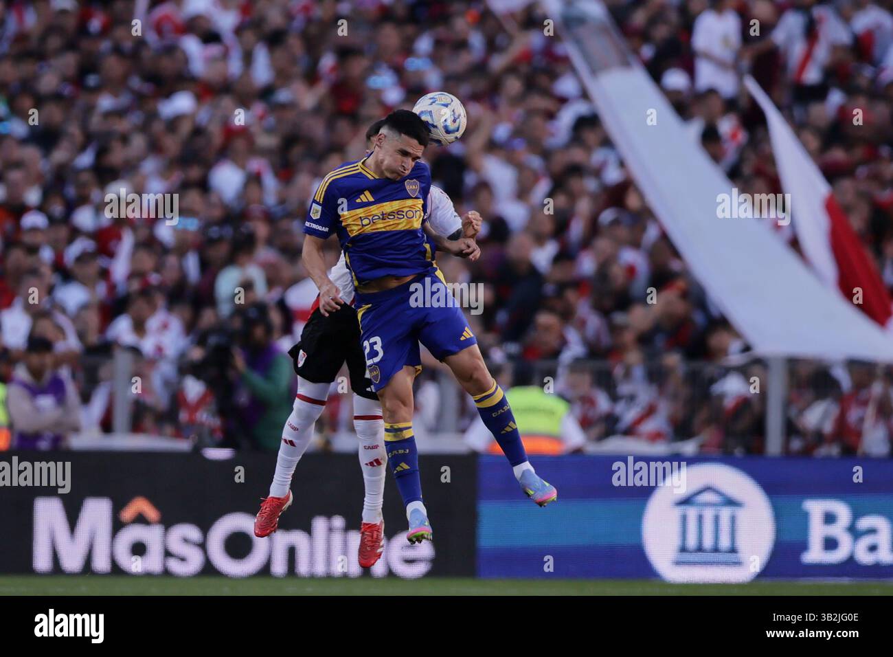 Buenos Aires, Argentina - 27 aprile 2025: River Plate e Boca Juniors si affrontano all'Estadio Monumental in una nuova edizione del calcio argentino Superclásico, durante il giorno 15 del Torneo apertura 2025 nella Professional Football League. Il fiume di Marcelo Gallardo cerca di scalare la classifica nella zona B con ritorni chiave come Gonzalo Montiel, Lucas Martínez quarta, Enzo Pérez e Marcos Acuña. Crediti: UNAR Photo/Alamy Live News Foto Stock