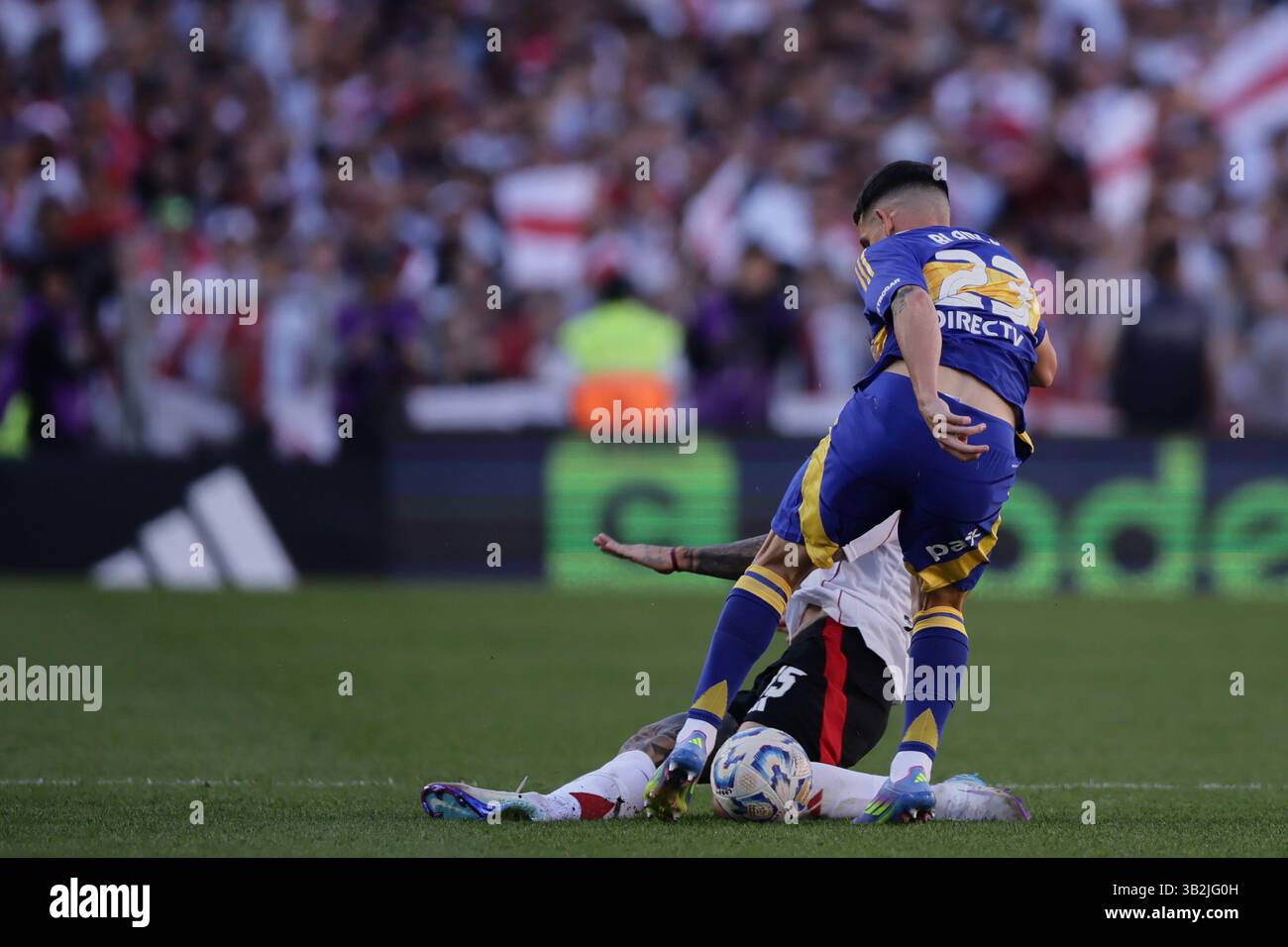 Buenos Aires, Argentina - 27 aprile 2025: River Plate e Boca Juniors si affrontano all'Estadio Monumental in una nuova edizione del calcio argentino Superclásico, durante il giorno 15 del Torneo apertura 2025 nella Professional Football League. Il fiume di Marcelo Gallardo cerca di scalare la classifica nella zona B con ritorni chiave come Gonzalo Montiel, Lucas Martínez quarta, Enzo Pérez e Marcos Acuña. Crediti: UNAR Photo/Alamy Live News Foto Stock