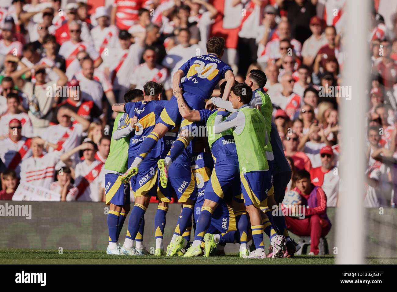 Buenos Aires, Argentina - 27 aprile 2025: River Plate e Boca Juniors si affrontano all'Estadio Monumental in una nuova edizione del calcio argentino Superclásico, durante il giorno 15 del Torneo apertura 2025 nella Professional Football League. Il fiume di Marcelo Gallardo cerca di scalare la classifica nella zona B con ritorni chiave come Gonzalo Montiel, Lucas Martínez quarta, Enzo Pérez e Marcos Acuña. Crediti: UNAR Photo/Alamy Live News Foto Stock