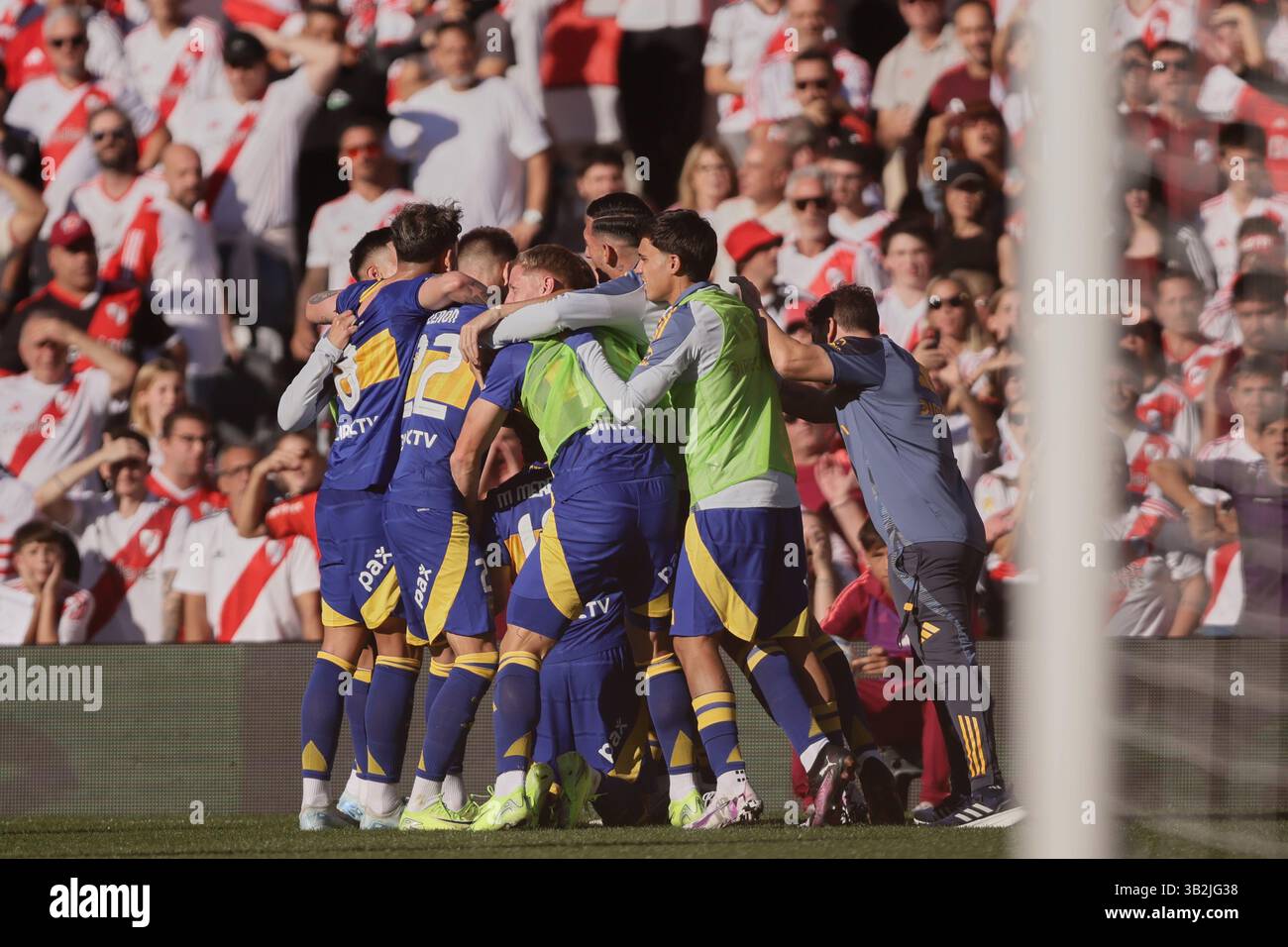 Buenos Aires, Argentina - 27 aprile 2025: River Plate e Boca Juniors si affrontano all'Estadio Monumental in una nuova edizione del calcio argentino Superclásico, durante il giorno 15 del Torneo apertura 2025 nella Professional Football League. Il fiume di Marcelo Gallardo cerca di scalare la classifica nella zona B con ritorni chiave come Gonzalo Montiel, Lucas Martínez quarta, Enzo Pérez e Marcos Acuña. Crediti: UNAR Photo/Alamy Live News Foto Stock