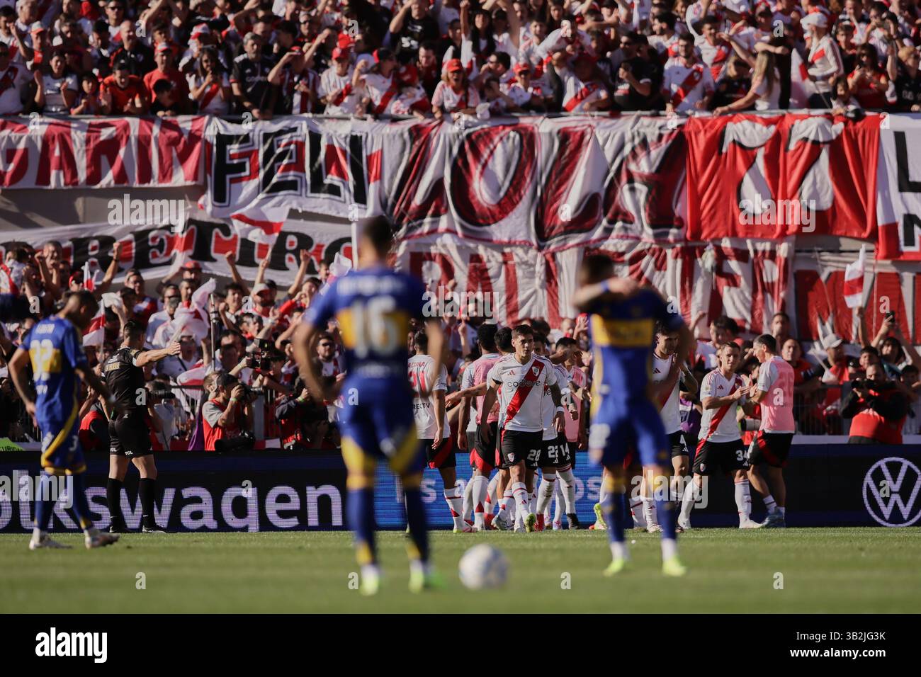 Buenos Aires, Argentina - 27 aprile 2025: River Plate e Boca Juniors si affrontano all'Estadio Monumental in una nuova edizione del calcio argentino Superclásico, durante il giorno 15 del Torneo apertura 2025 nella Professional Football League. Il fiume di Marcelo Gallardo cerca di scalare la classifica nella zona B con ritorni chiave come Gonzalo Montiel, Lucas Martínez quarta, Enzo Pérez e Marcos Acuña. Crediti: UNAR Photo/Alamy Live News Foto Stock