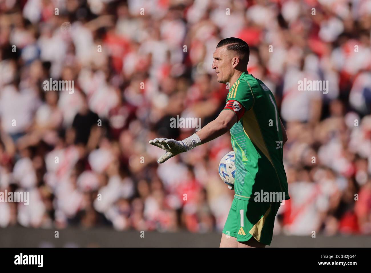 Buenos Aires, Argentina - 27 aprile 2025: Franco Armani da River Plate. River Plate e Boca Juniors si affrontano all'Estadio Monumental in una nuova edizione del Superclásico di calcio argentino, durante il giorno 15 del torneo di apertura 2025 nella Professional Football League. Il fiume di Marcelo Gallardo cerca di scalare la classifica nella zona B con ritorni chiave come Gonzalo Montiel, Lucas Martínez quarta, Enzo Pérez e Marcos Acuña. Nel frattempo, il Boca Juniors, allenato da Fernando Gago, mira a rimanere leader di zona nonostante l'infortunio di Edinson Cavani, con l'intervento di Ezequiel Zeballos. Il professionista dello scontro Foto Stock