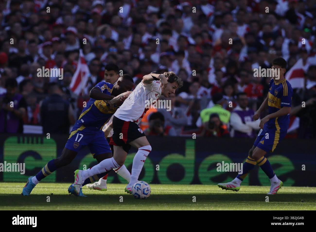 Buenos Aires, Argentina - 27 aprile 2025: Colidio dal fiume contro Advicula da Boca JRS. River Plate e Boca Juniors si affrontano all'Estadio Monumental in una nuova edizione del Superclásico di calcio argentino, durante il giorno 15 del torneo di apertura 2025 nella Professional Football League. Il fiume di Marcelo Gallardo cerca di scalare la classifica nella zona B con ritorni chiave come Gonzalo Montiel, Lucas Martínez quarta, Enzo Pérez e Marcos Acuña. Nel frattempo, il Boca Juniors, allenato da Fernando Gago, mira a rimanere leader di zona nonostante l'infortunio di Edinson Cavani, con l'intervento di Ezequiel Zeballos. Foto Stock