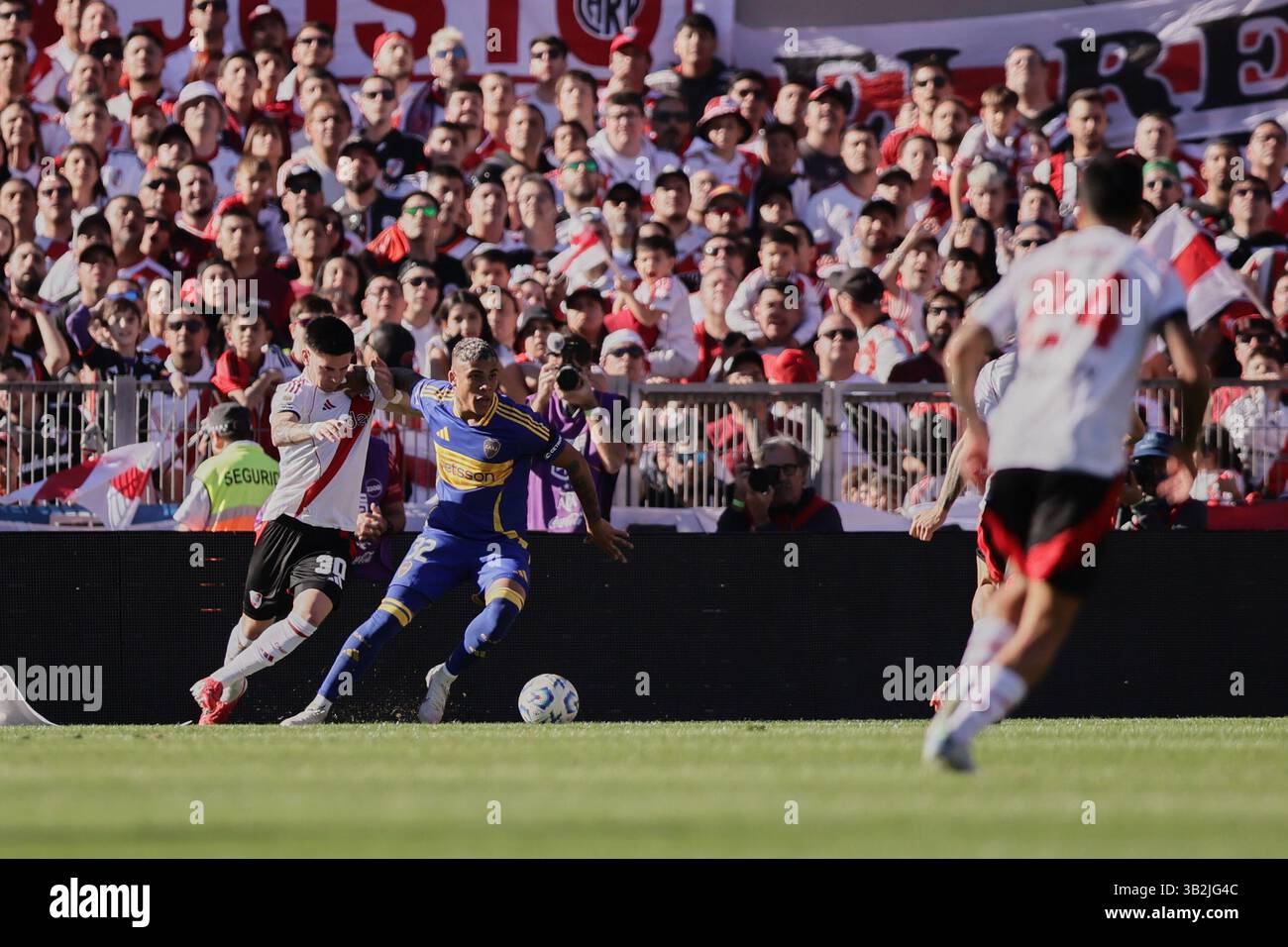 Buenos Aires, Argentina - 27 aprile 2025: Ayrton Costa di BocccRiver Plate e Boca Juniors affrontano all'Estadio Monumental in una nuova edizione del calcio argentino Superclásico, durante il giorno 15 del Torneo di apertura 2025 nella Professional Football League. Il fiume di Marcelo Gallardo cerca di scalare la classifica nella zona B con ritorni chiave come Gonzalo Montiel, Lucas Martínez quarta, Enzo Pérez e Marcos Acuña. Nel frattempo, il Boca Juniors, allenato da Fernando Gago, mira a rimanere leader di zona nonostante l'infortunio di Edinson Cavani, con l'intervento di Ezequiel Zeballos. Lo scontro promette exci Foto Stock