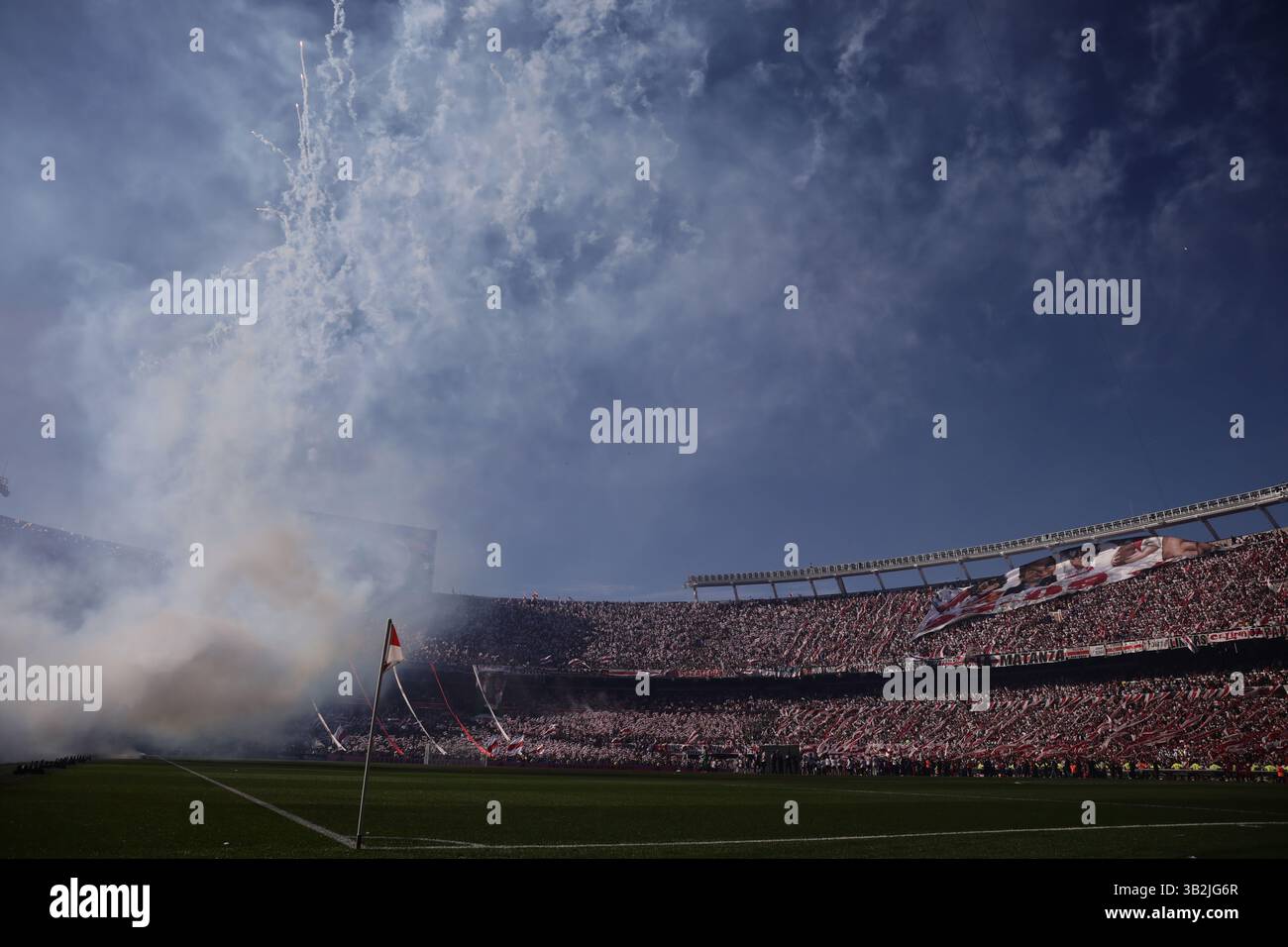 Buenos Aires, Argentina - 27 aprile 2025: River Plate e Boca Juniors si affrontano all'Estadio Monumental in una nuova edizione del calcio argentino Superclásico, durante il giorno 15 del Torneo apertura 2025 nella Professional Football League. Il fiume di Marcelo Gallardo cerca di scalare la classifica nella zona B con ritorni chiave come Gonzalo Montiel, Lucas Martínez quarta, Enzo Pérez e Marcos Acuña. Crediti: UNAR Photo/Alamy Live News Foto Stock