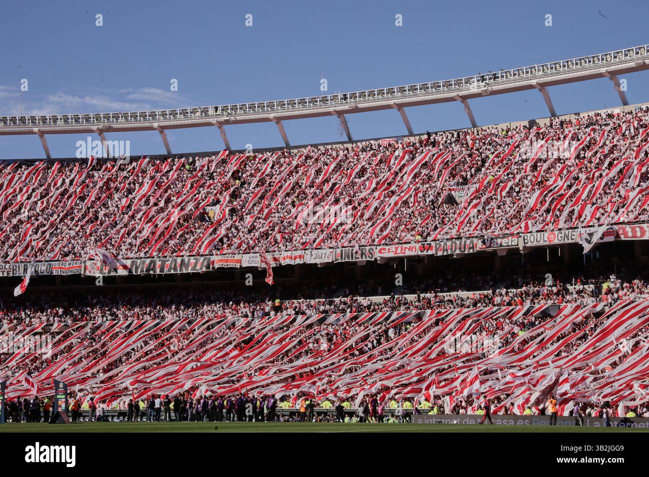Buenos Aires, Argentina - 27 aprile 2025: River Plate e Boca Juniors si affrontano all'Estadio Monumental in una nuova edizione del calcio argentino Superclásico, durante il giorno 15 del Torneo apertura 2025 nella Professional Football League. Il fiume di Marcelo Gallardo cerca di scalare la classifica nella zona B con ritorni chiave come Gonzalo Montiel, Lucas Martínez quarta, Enzo Pérez e Marcos Acuña. Crediti: UNAR Photo/Alamy Live News Foto Stock