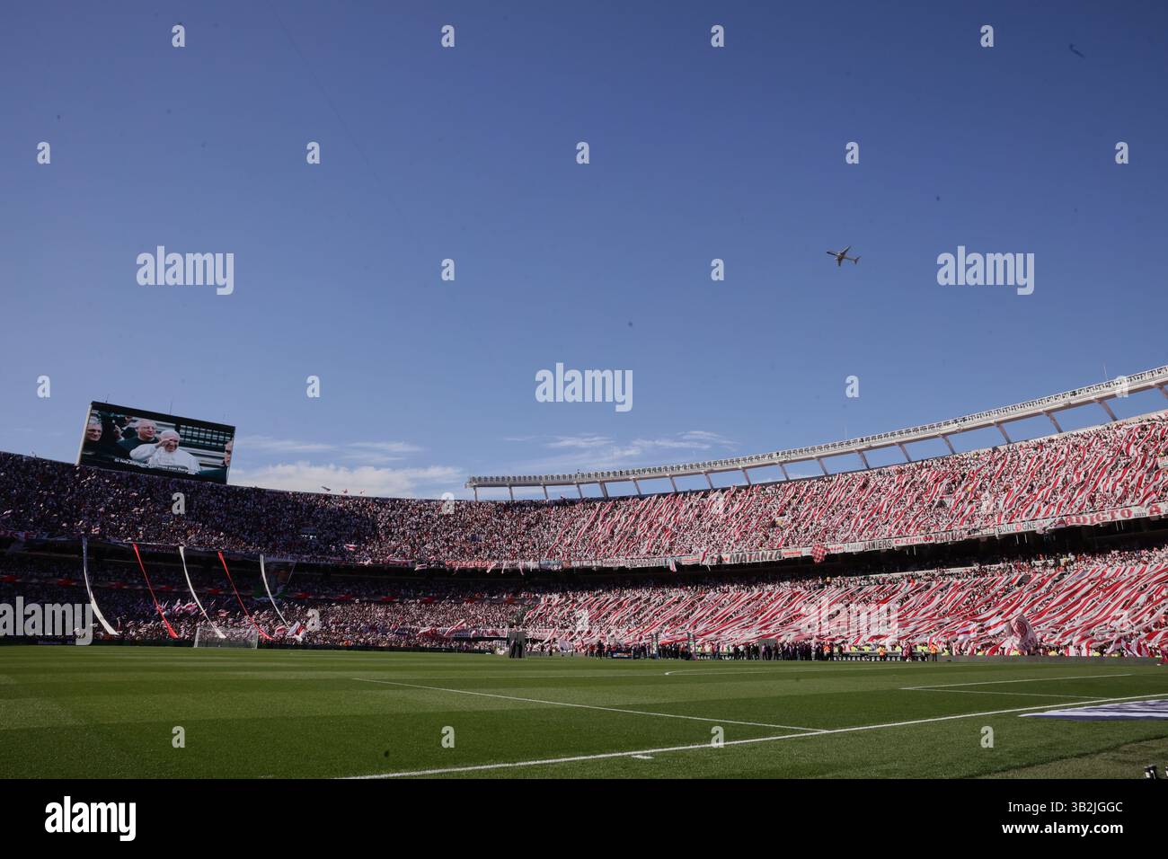 Buenos Aires, Argentina - 27 aprile 2025: River Plate e Boca Juniors si affrontano all'Estadio Monumental in una nuova edizione del calcio argentino Superclásico, durante il giorno 15 del Torneo apertura 2025 nella Professional Football League. Il fiume di Marcelo Gallardo cerca di scalare la classifica nella zona B con ritorni chiave come Gonzalo Montiel, Lucas Martínez quarta, Enzo Pérez e Marcos Acuña. Crediti: UNAR Photo/Alamy Live News Foto Stock