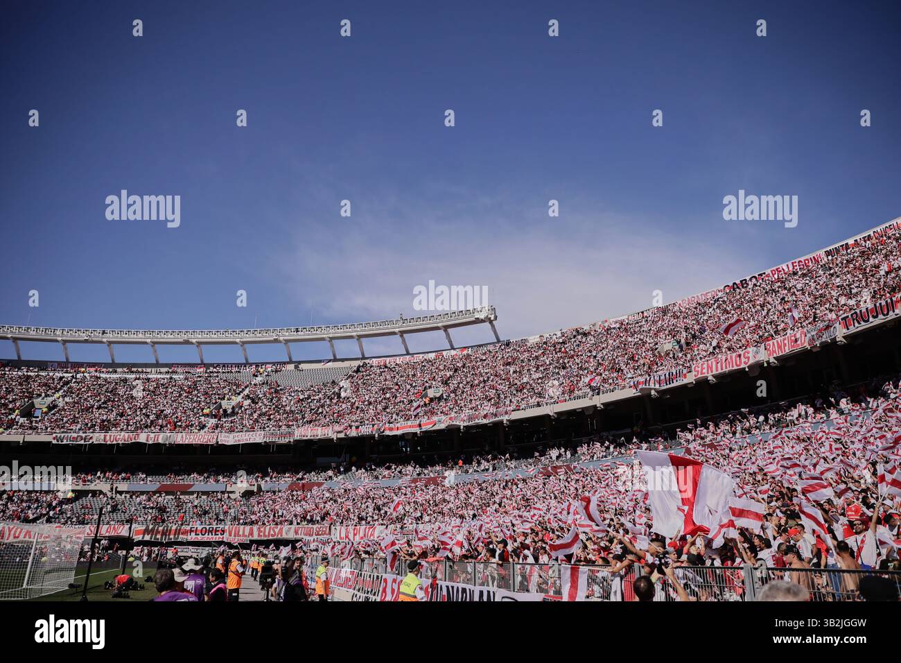 Buenos Aires, Argentina - 27 aprile 2025: River Plate e Boca Juniors si affrontano all'Estadio Monumental in una nuova edizione del calcio argentino Superclásico, durante il giorno 15 del Torneo apertura 2025 nella Professional Football League. Il fiume di Marcelo Gallardo cerca di scalare la classifica nella zona B con ritorni chiave come Gonzalo Montiel, Lucas Martínez quarta, Enzo Pérez e Marcos Acuña. Crediti: UNAR Photo/Alamy Live News Foto Stock